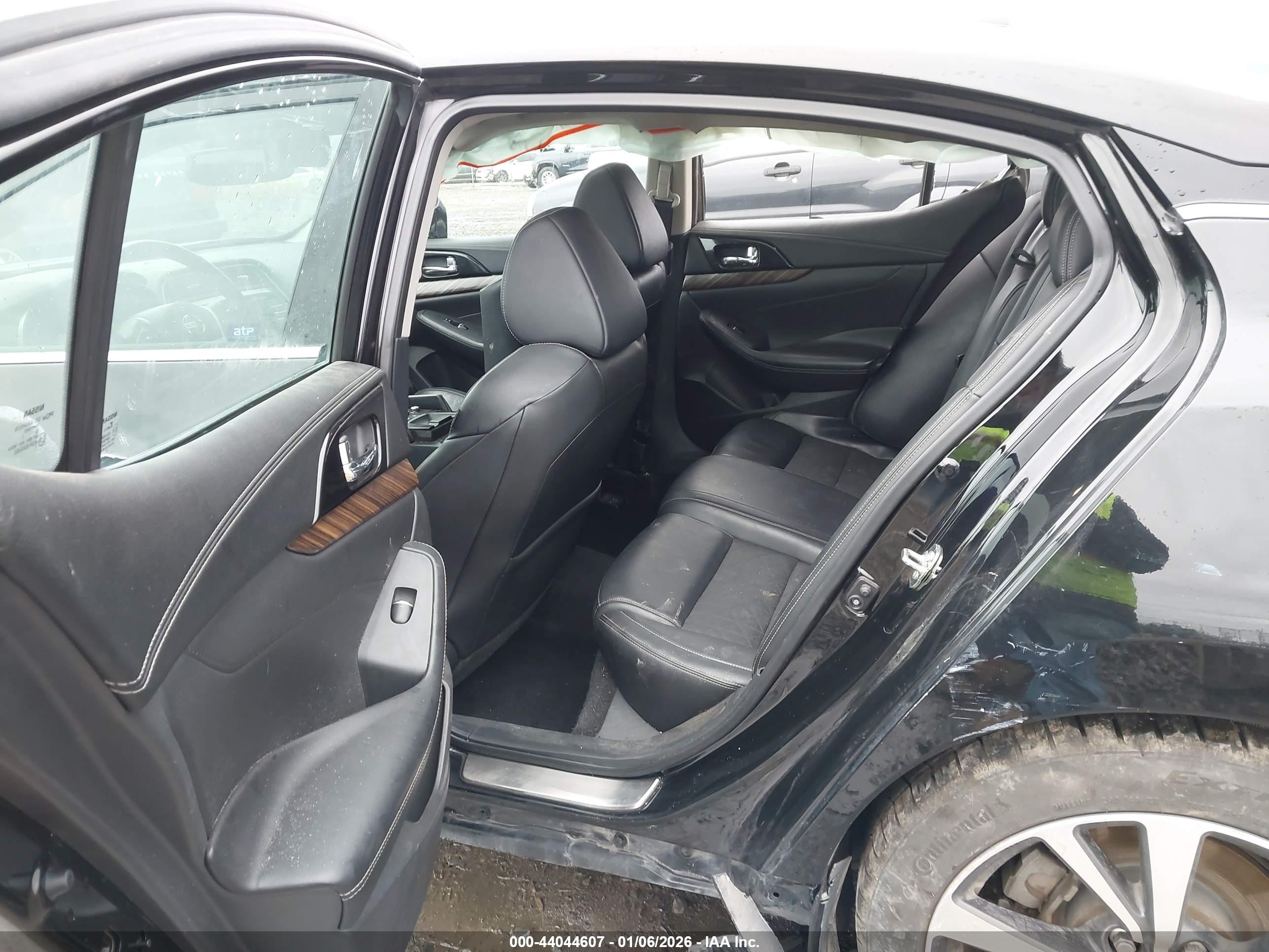 NISSAN MAXIMA image 8