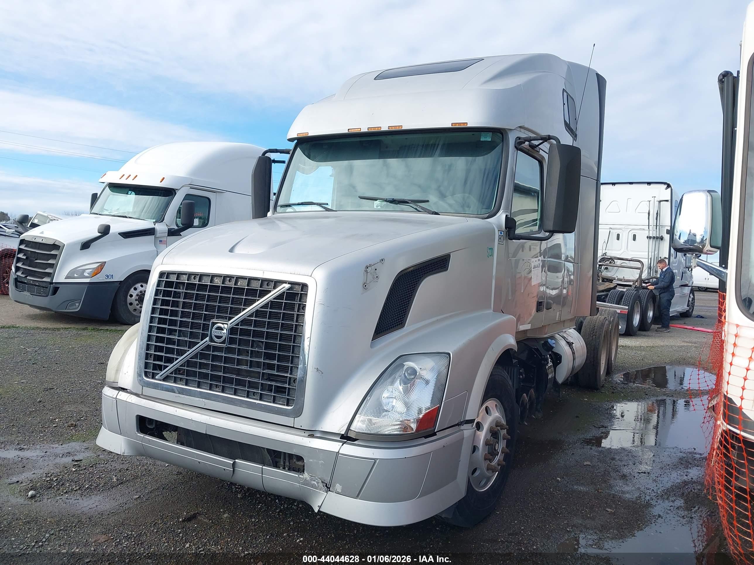 VOLVO VN image 2
