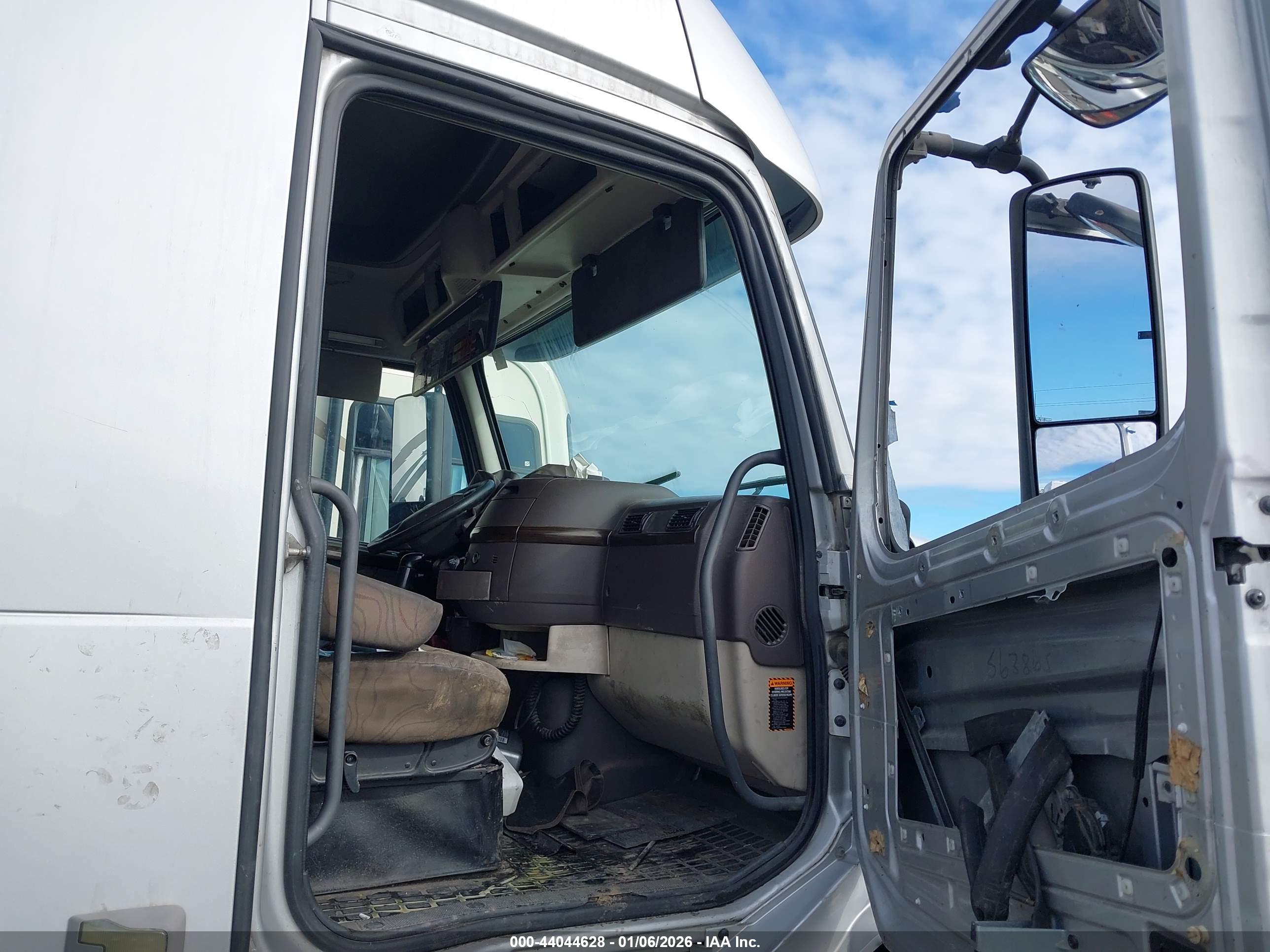 VOLVO VN image 8