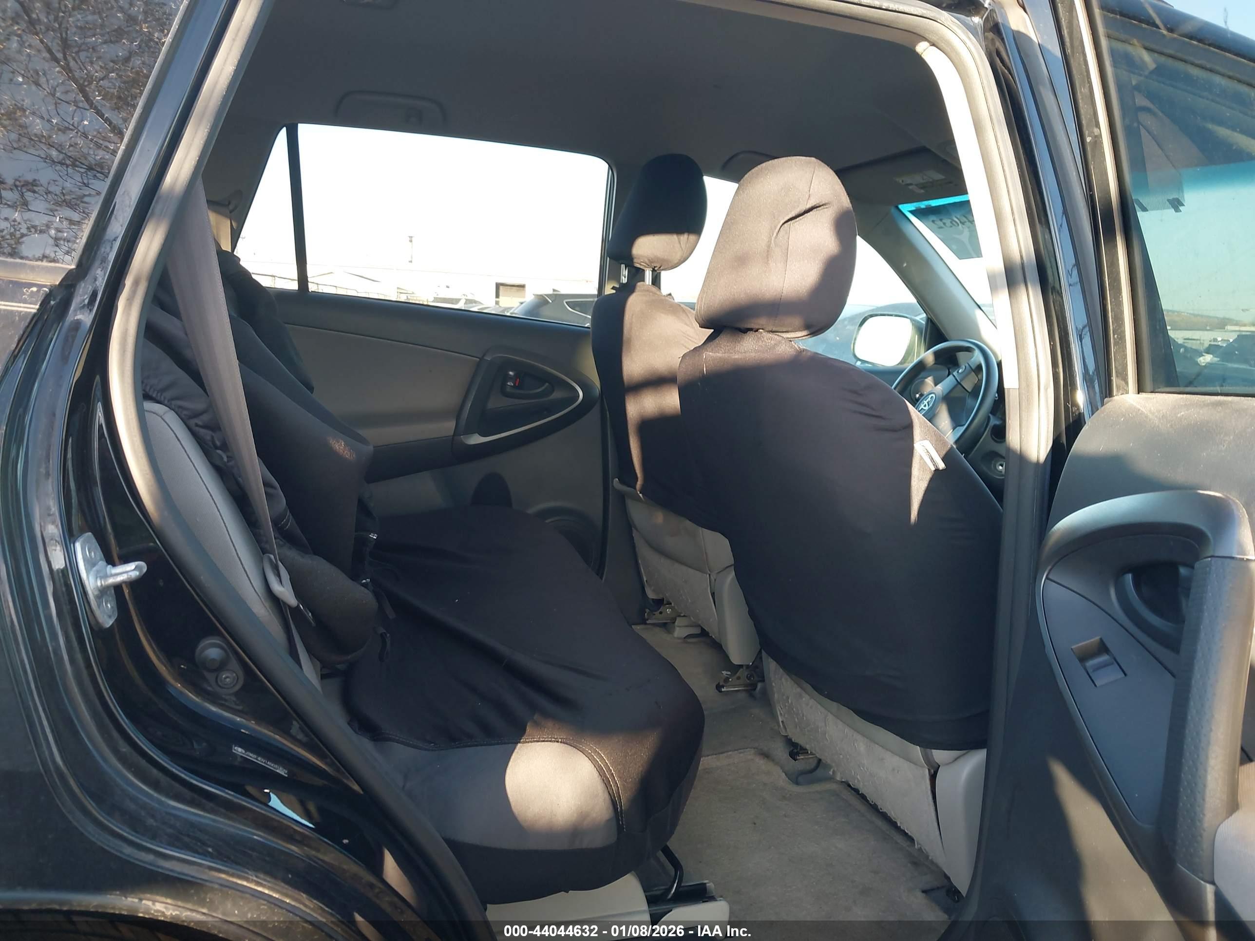 TOYOTA RAV4 image 8