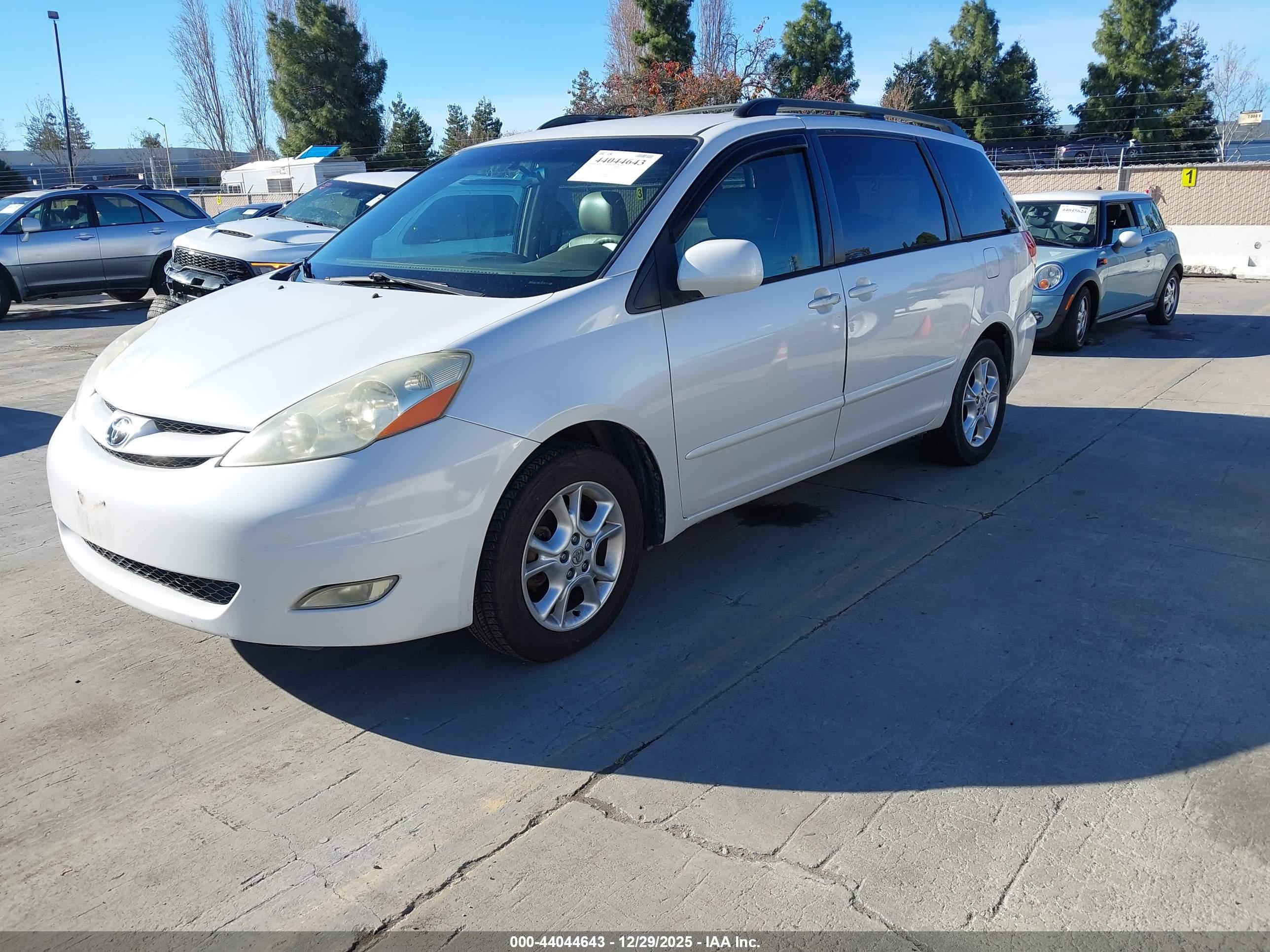 TOYOTA SIENNA image 2