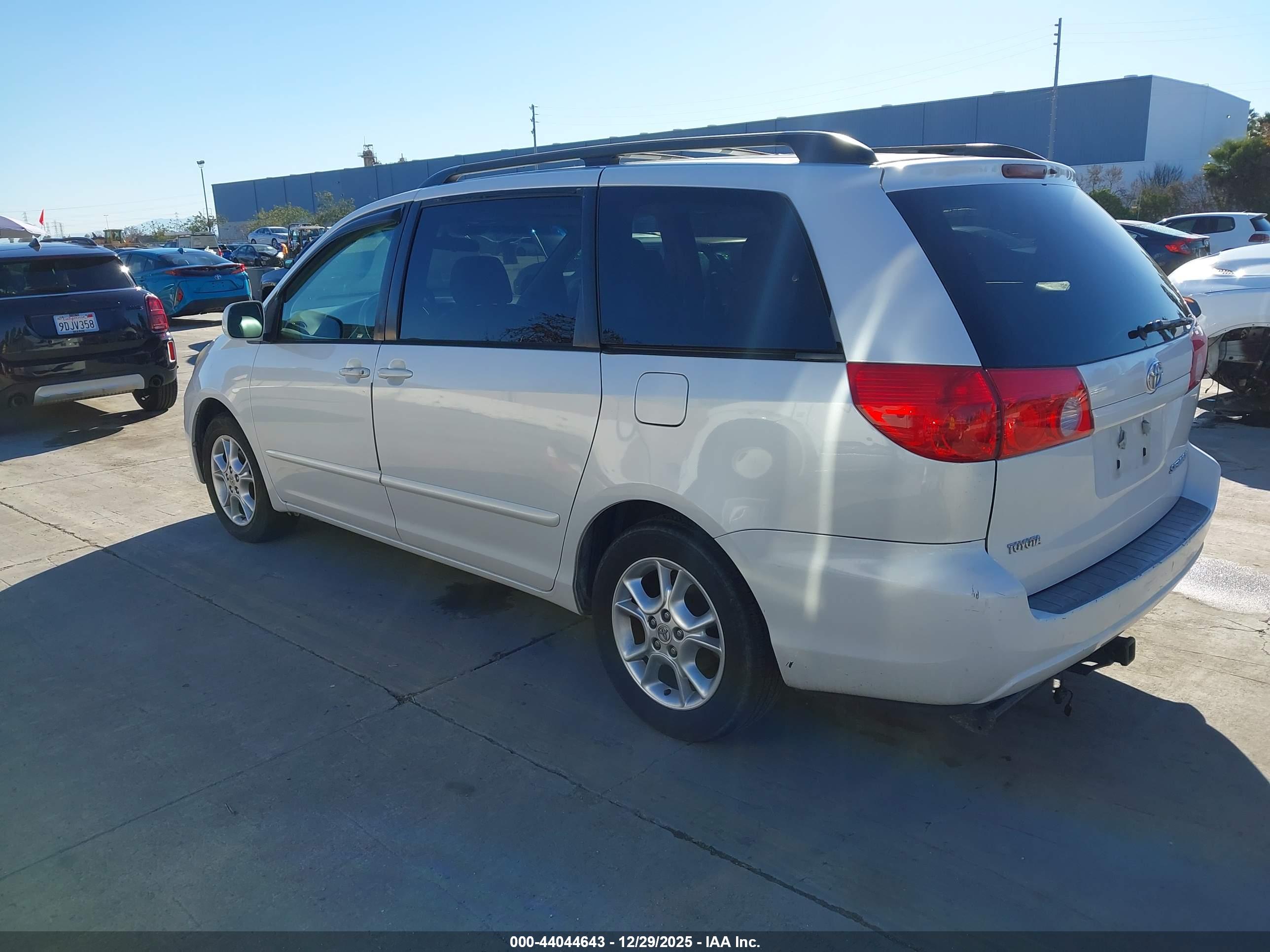 TOYOTA SIENNA image 3