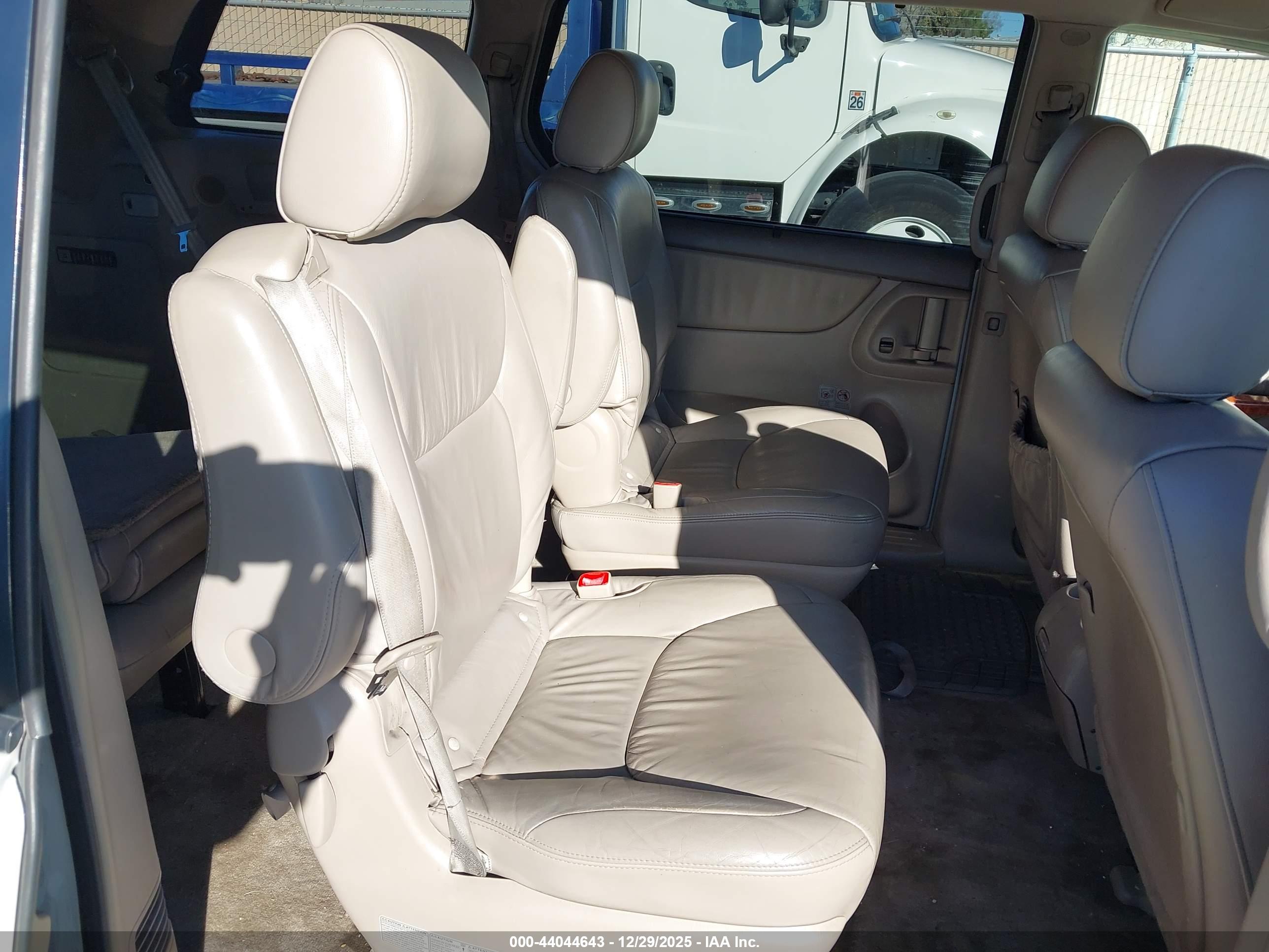 TOYOTA SIENNA image 8