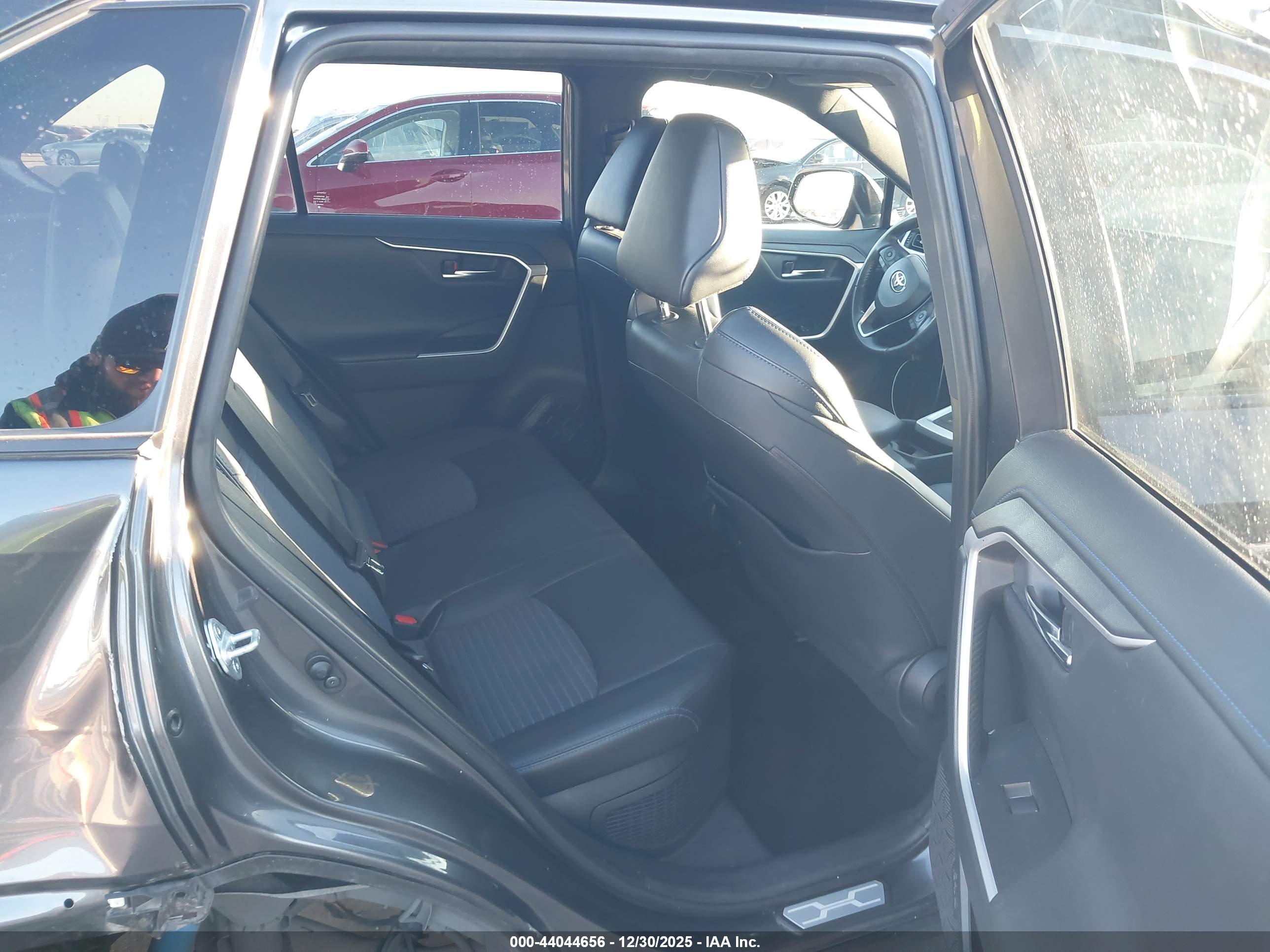TOYOTA RAV4 image 8
