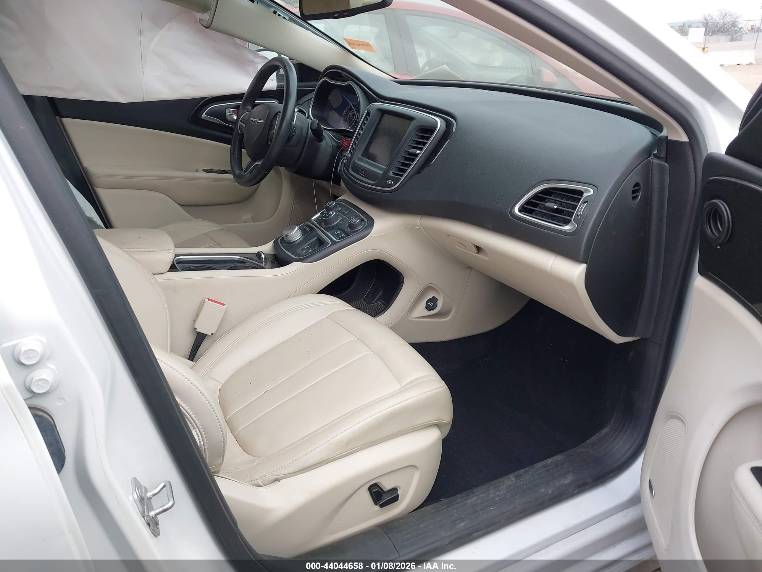 CHRYSLER 200 image 5