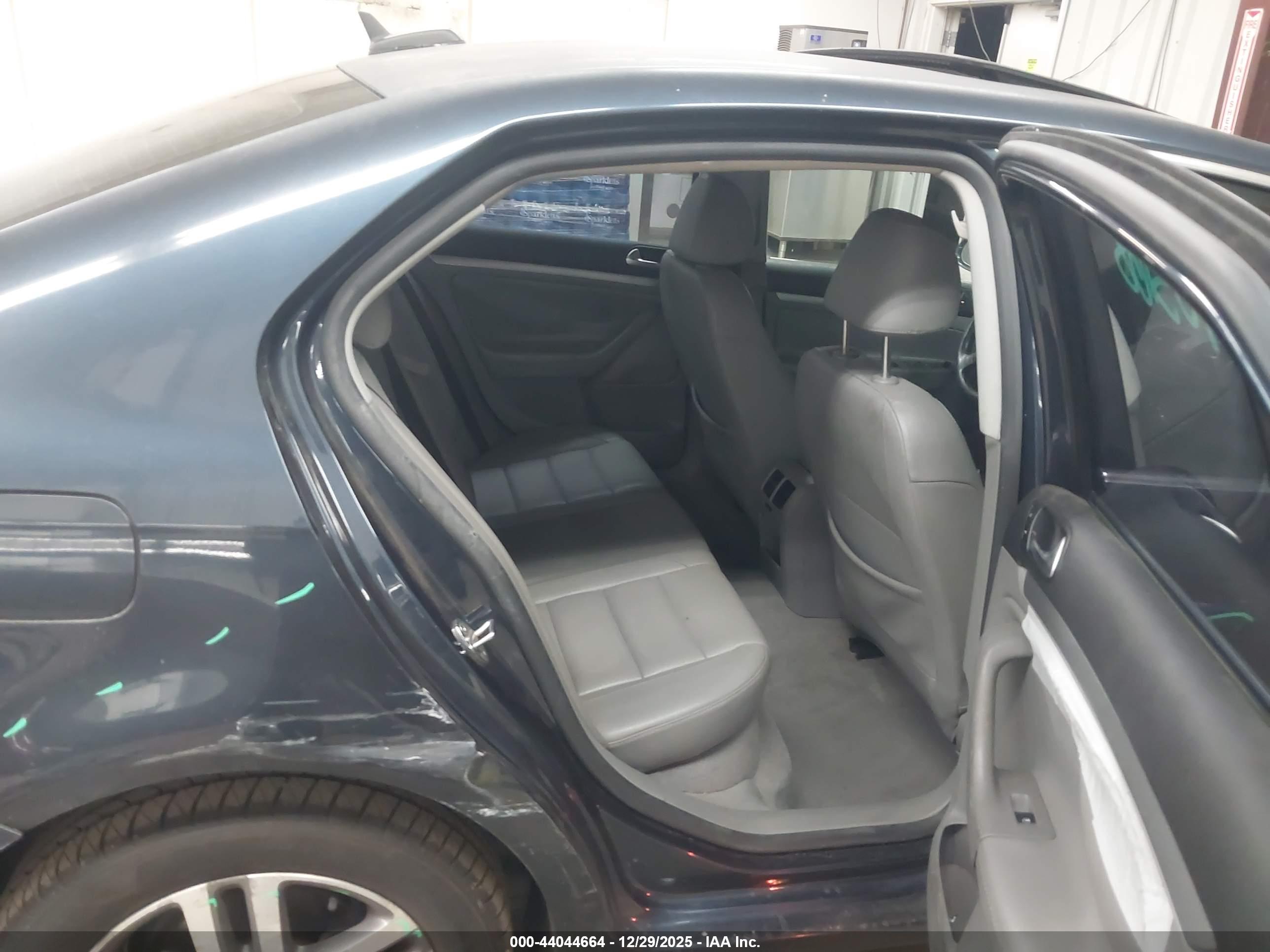 VOLKSWAGEN JETTA image 8