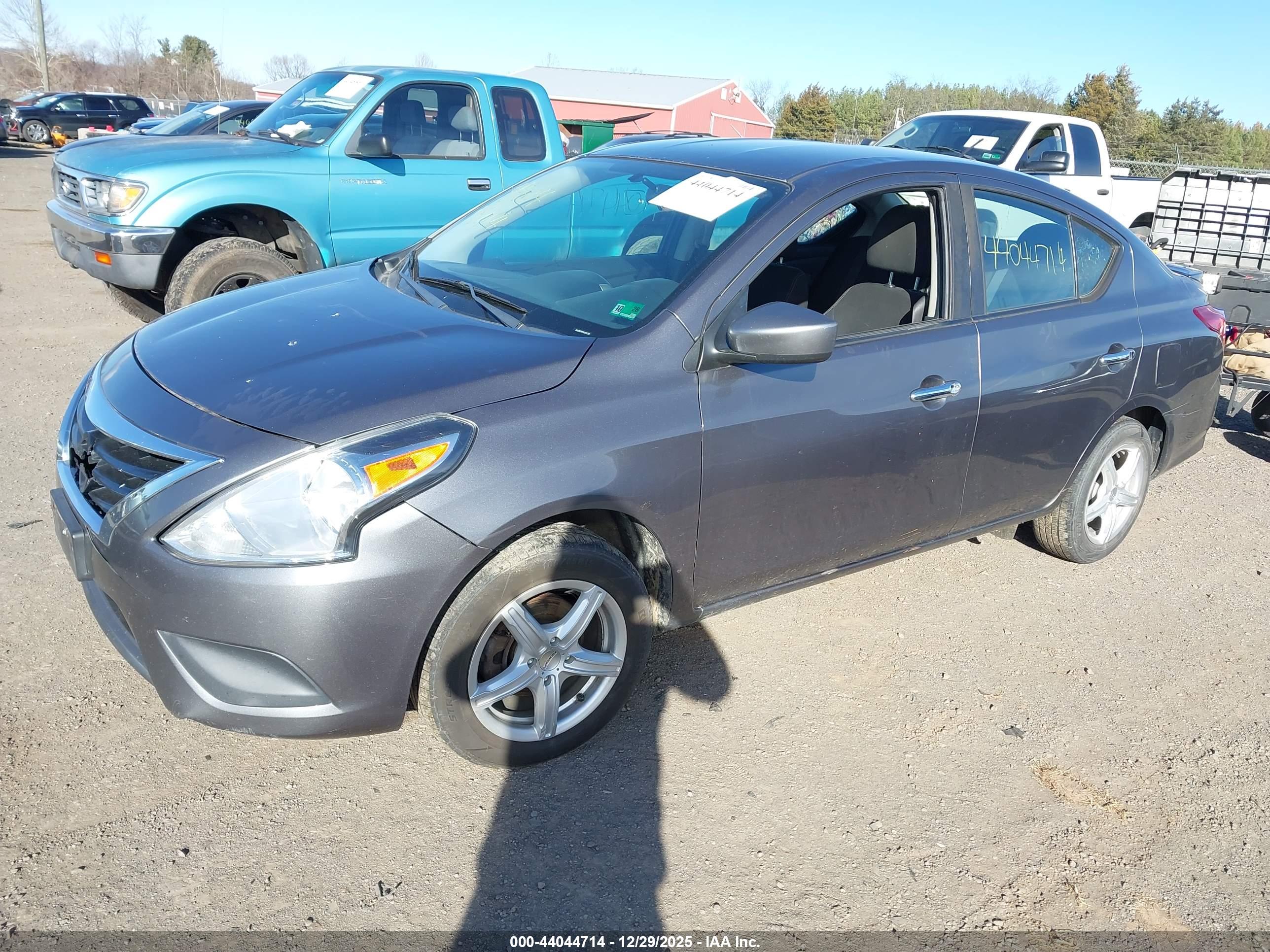 NISSAN VERSA image 2