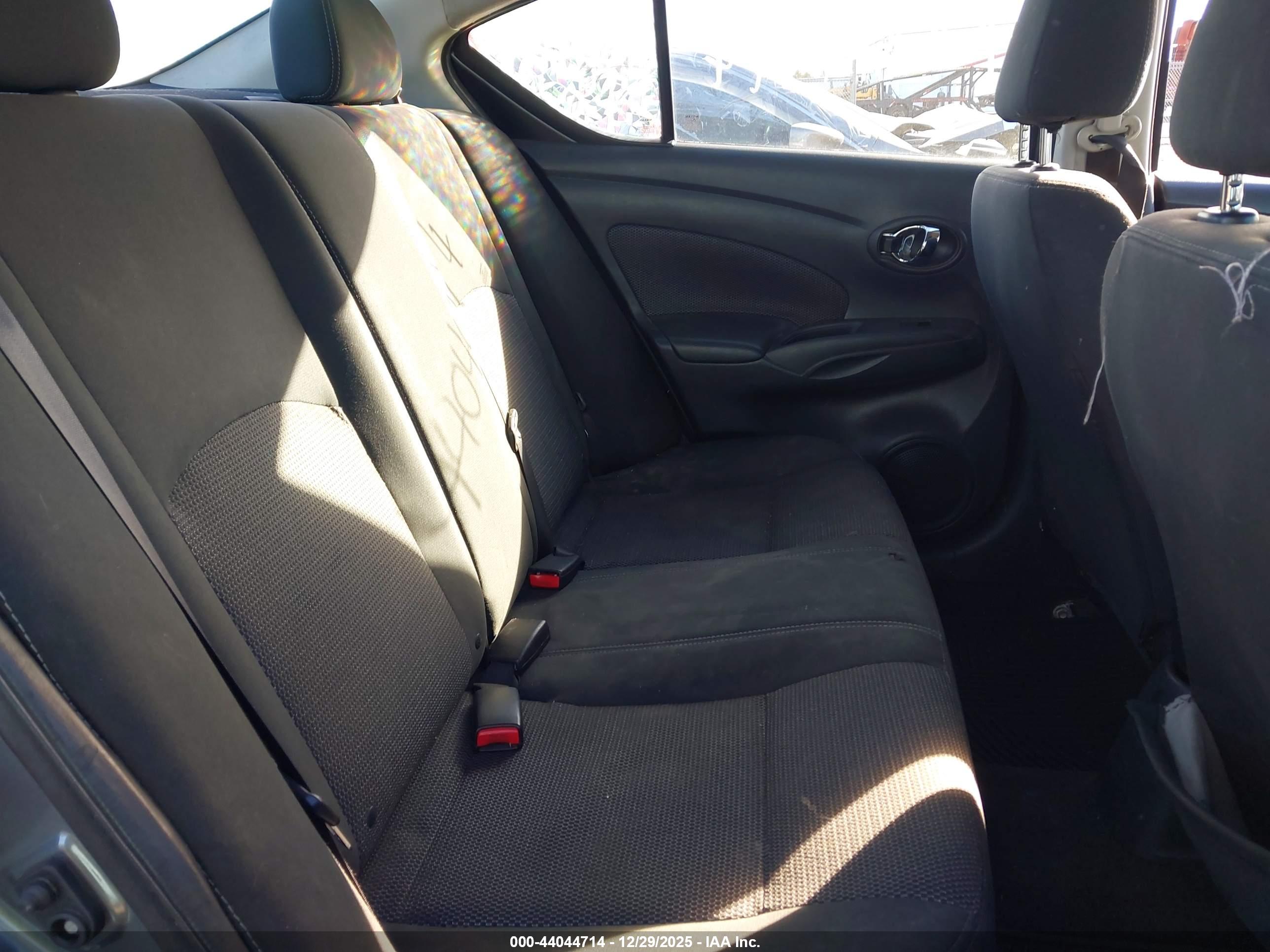 NISSAN VERSA image 8
