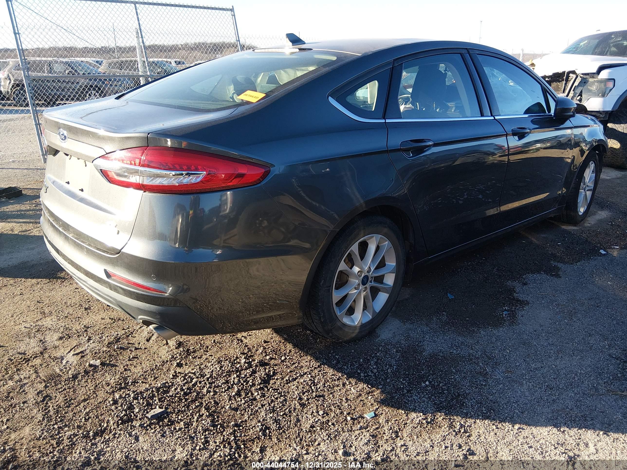 FORD FUSION image 4