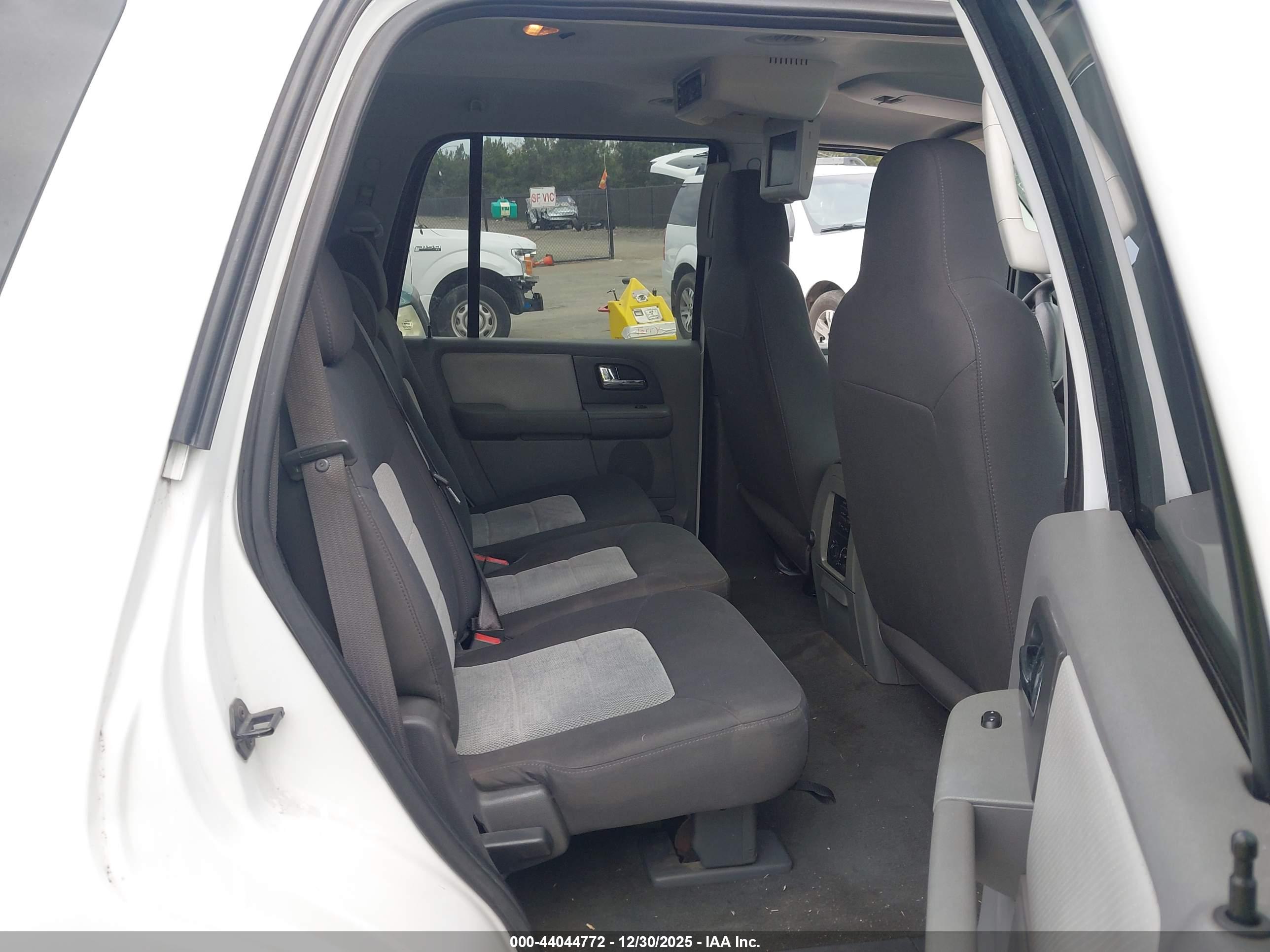 FORD EXPEDITION image 8