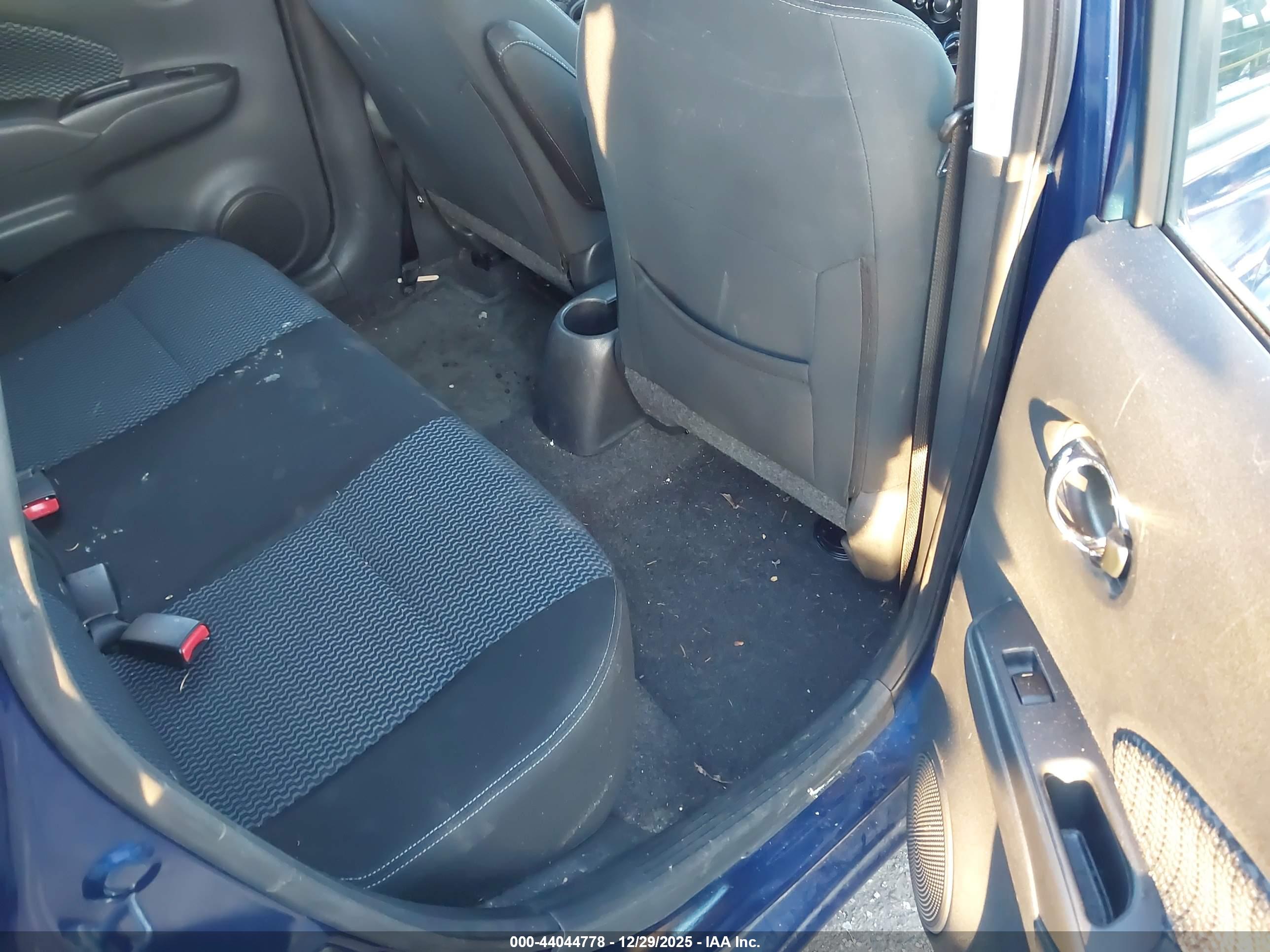 NISSAN VERSA image 8
