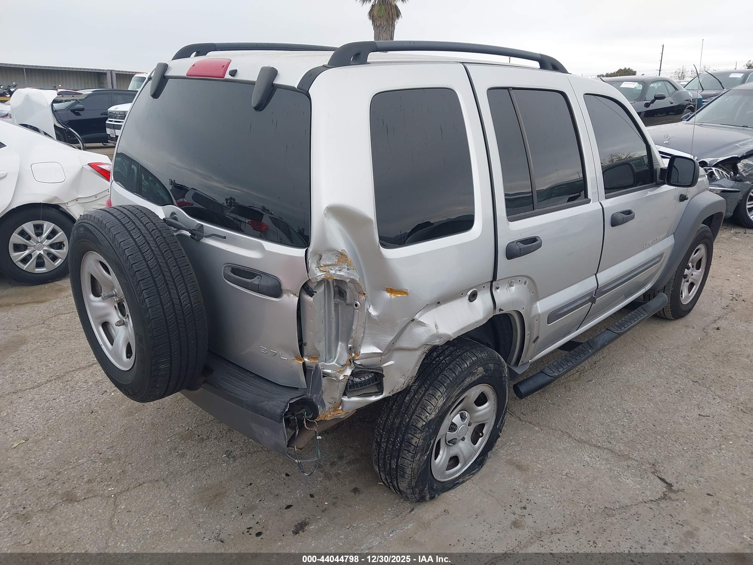JEEP LIBERTY image 4