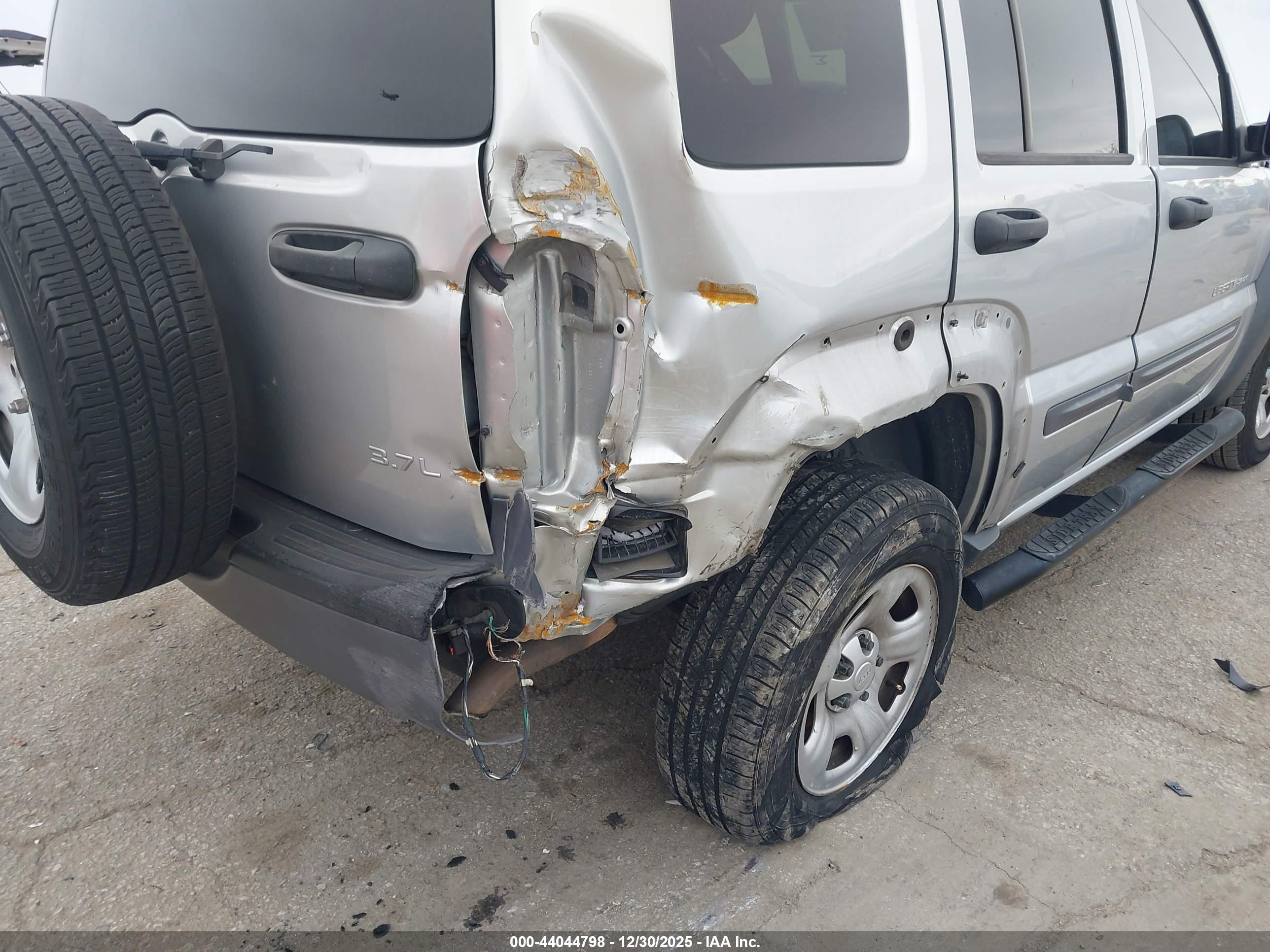 JEEP LIBERTY image 6