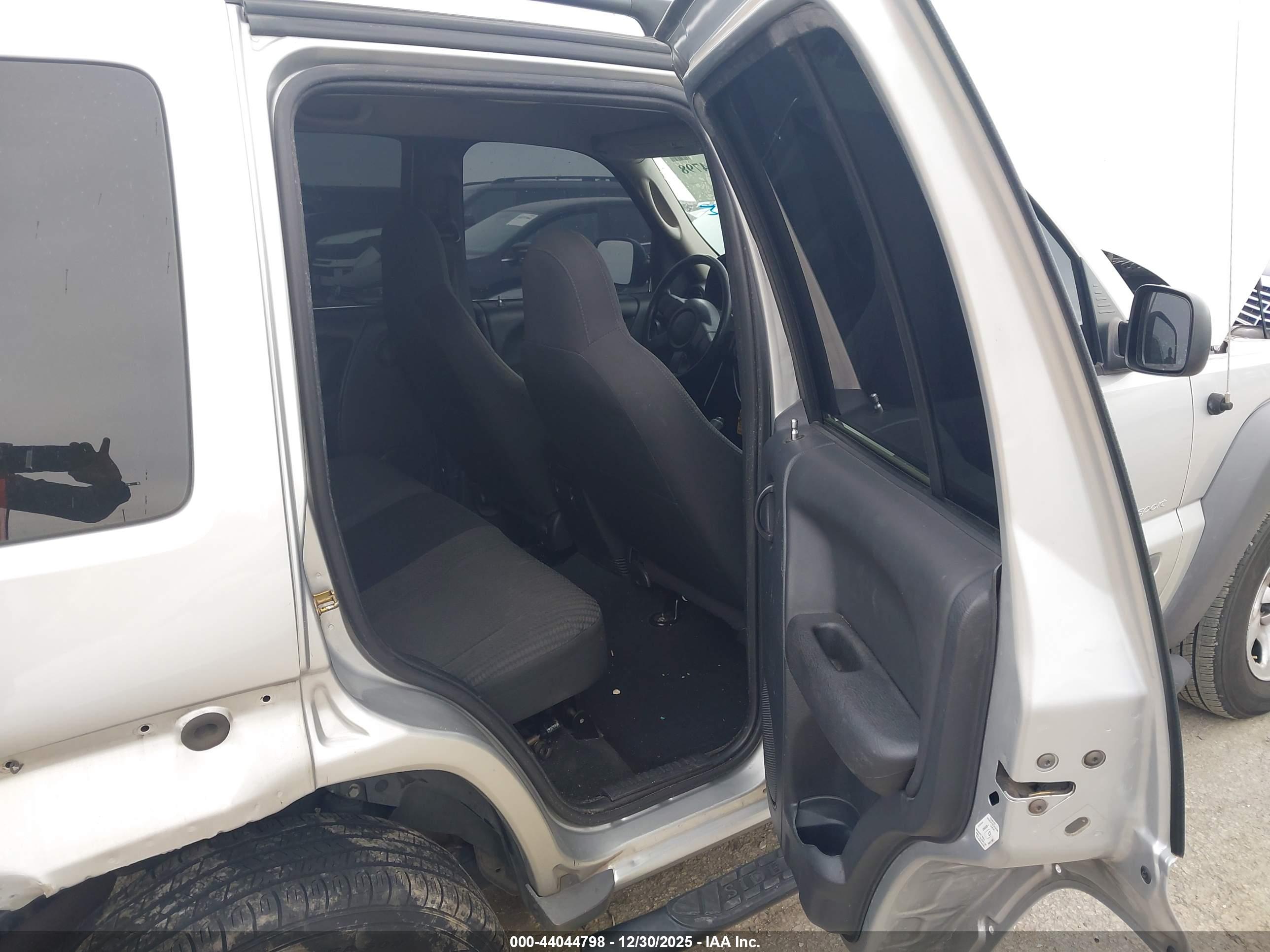 JEEP LIBERTY image 8