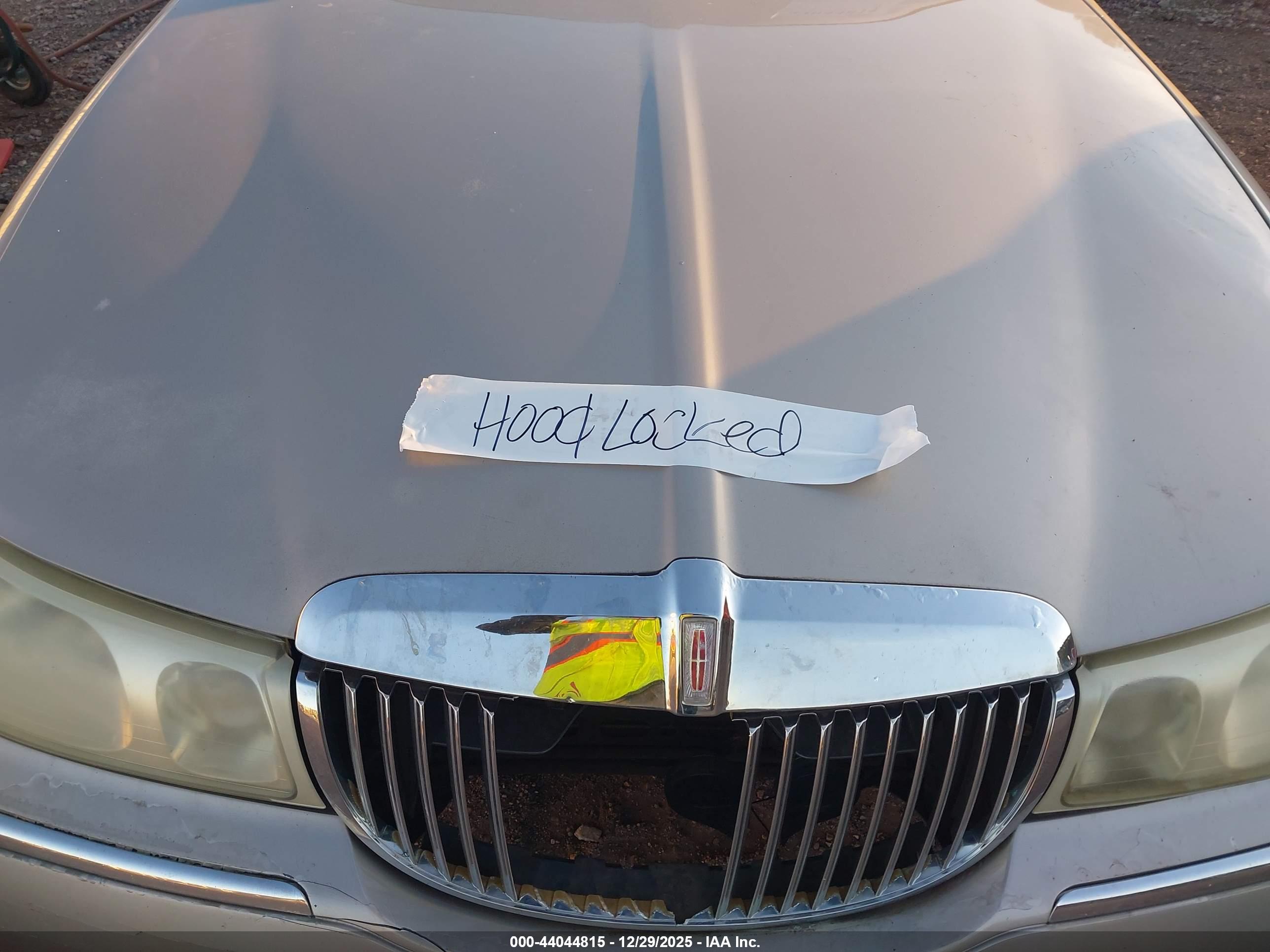 LINCOLN TOWN image 10