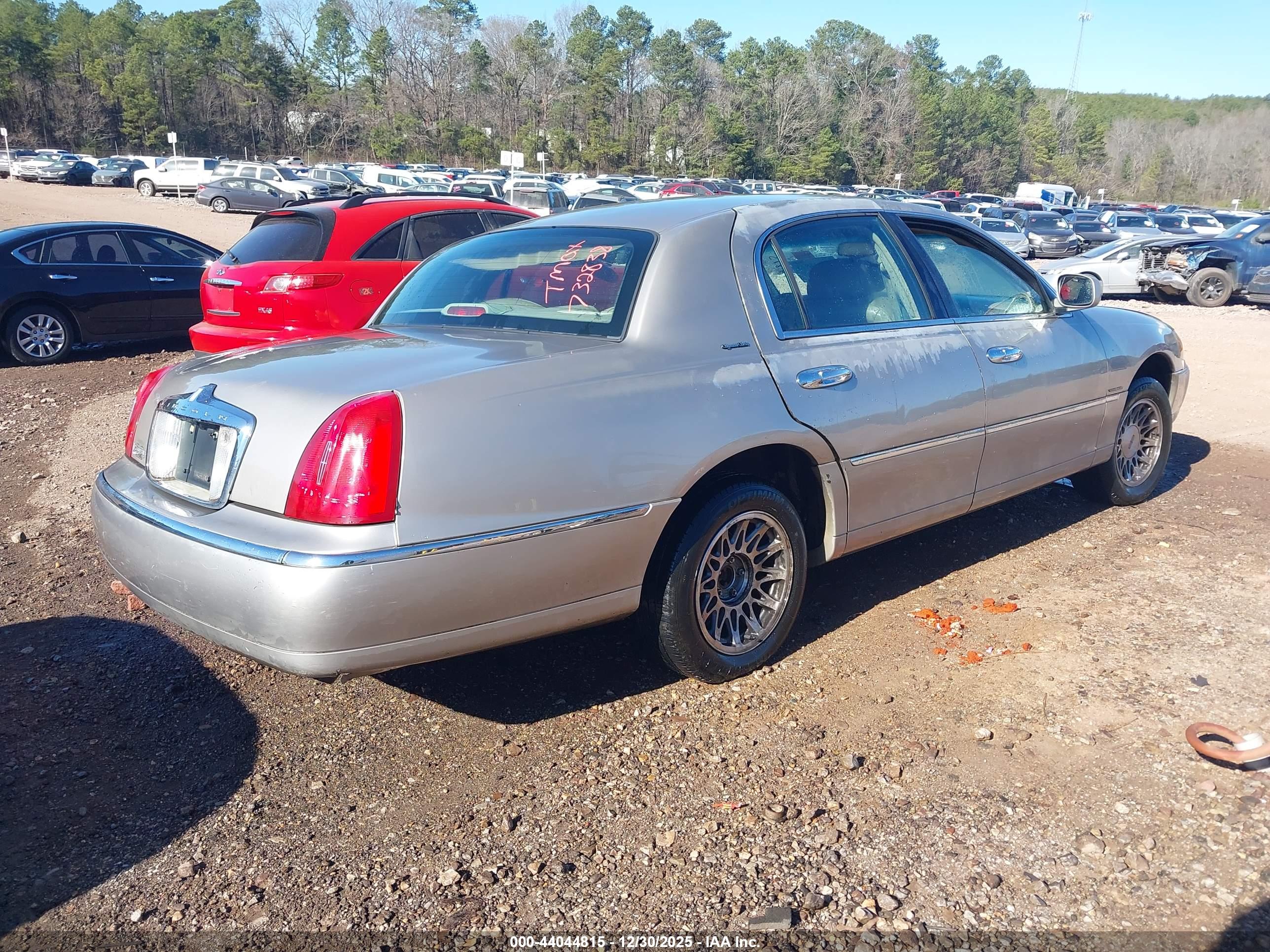 LINCOLN TOWN image 4