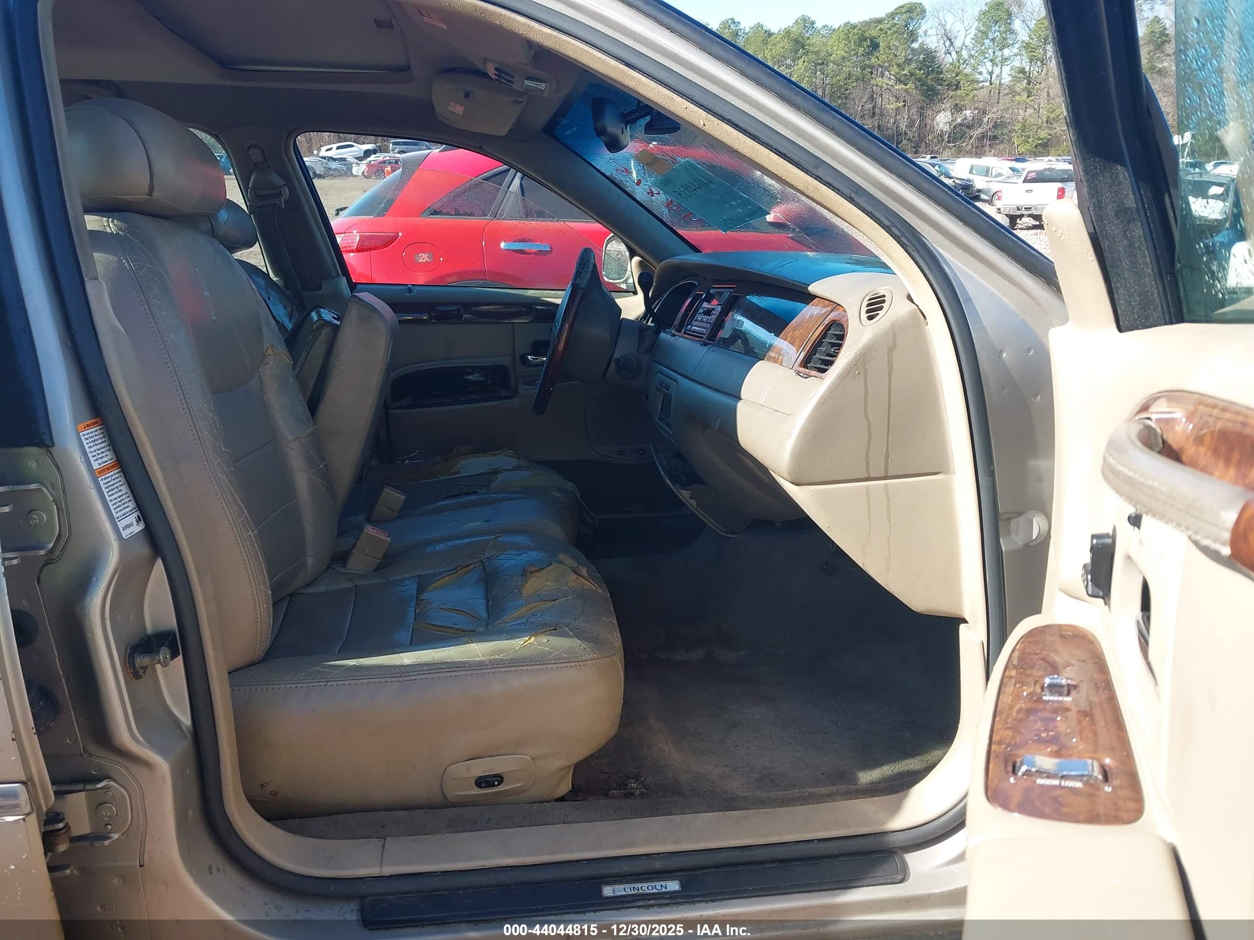 LINCOLN TOWN image 5