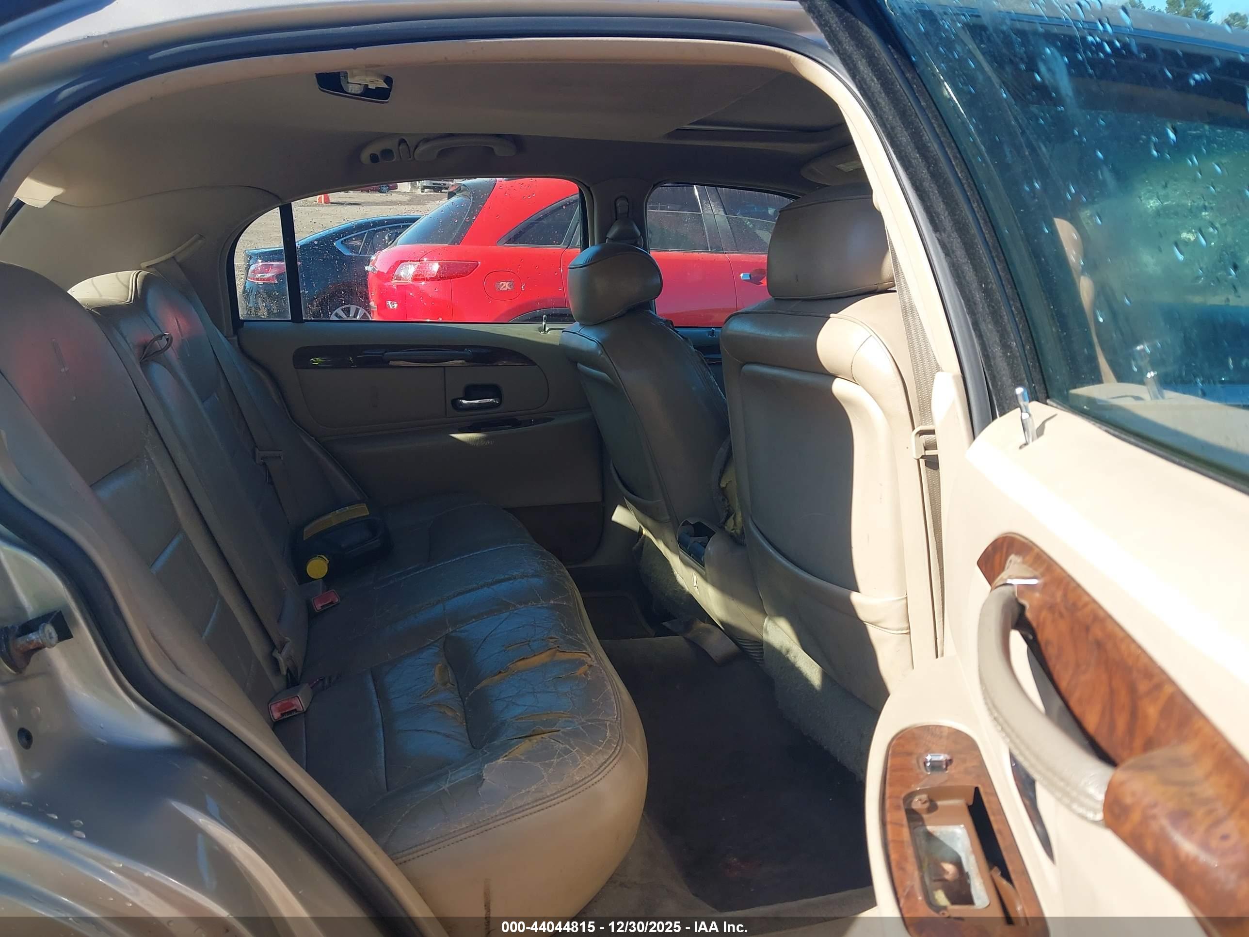 LINCOLN TOWN image 8