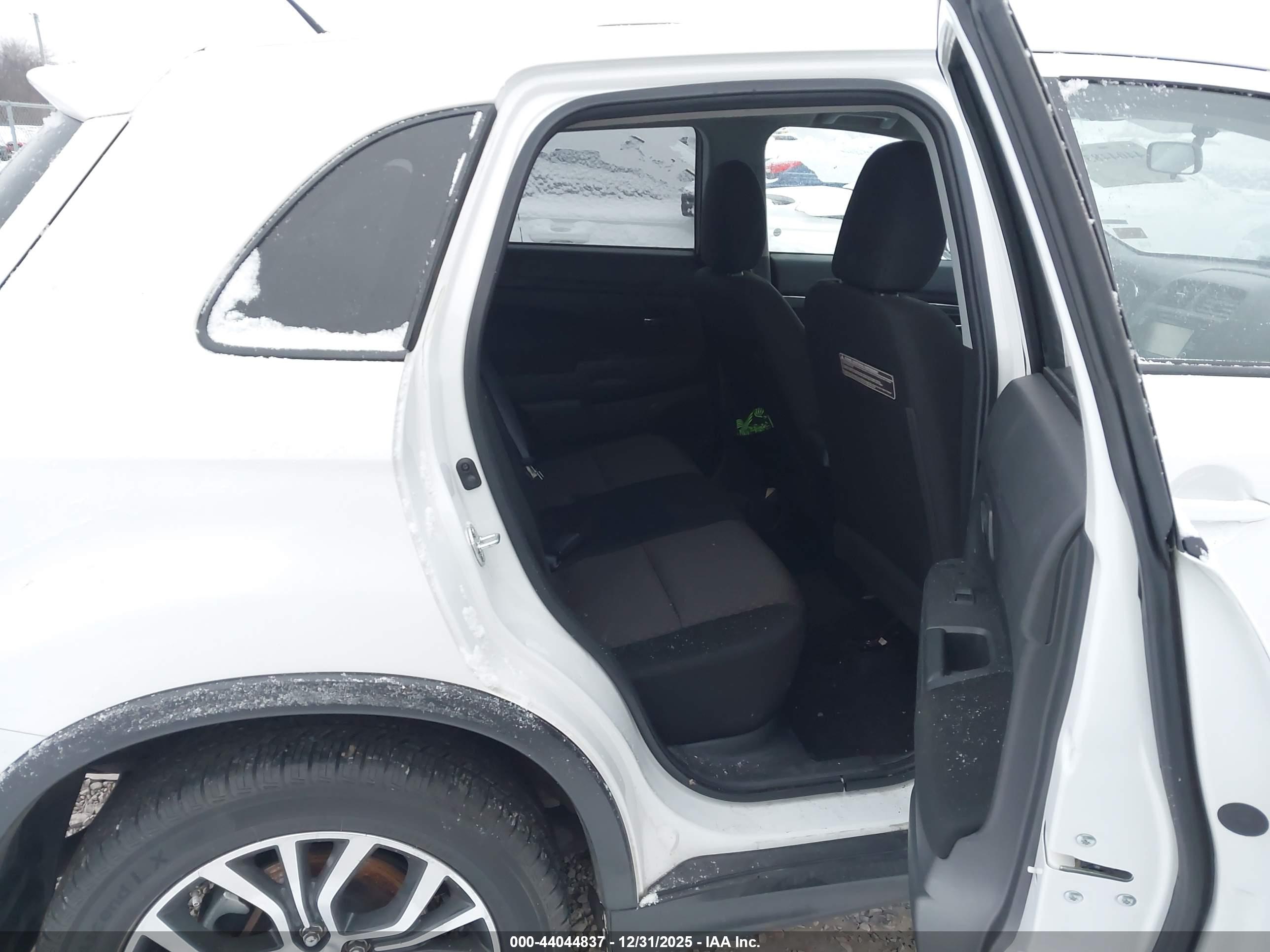MITSUBISHI OUTLANDER image 8
