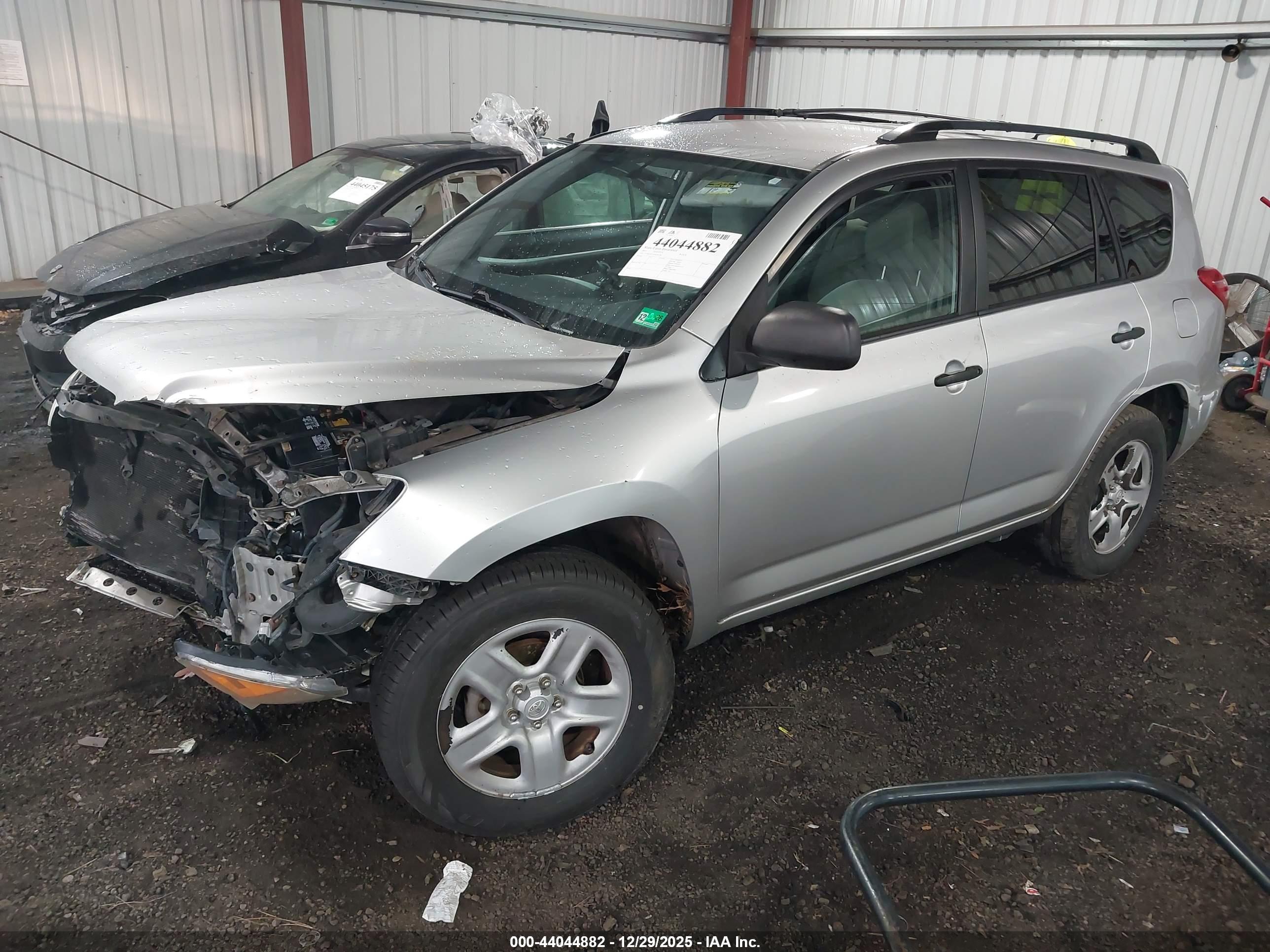 TOYOTA RAV4 image 2