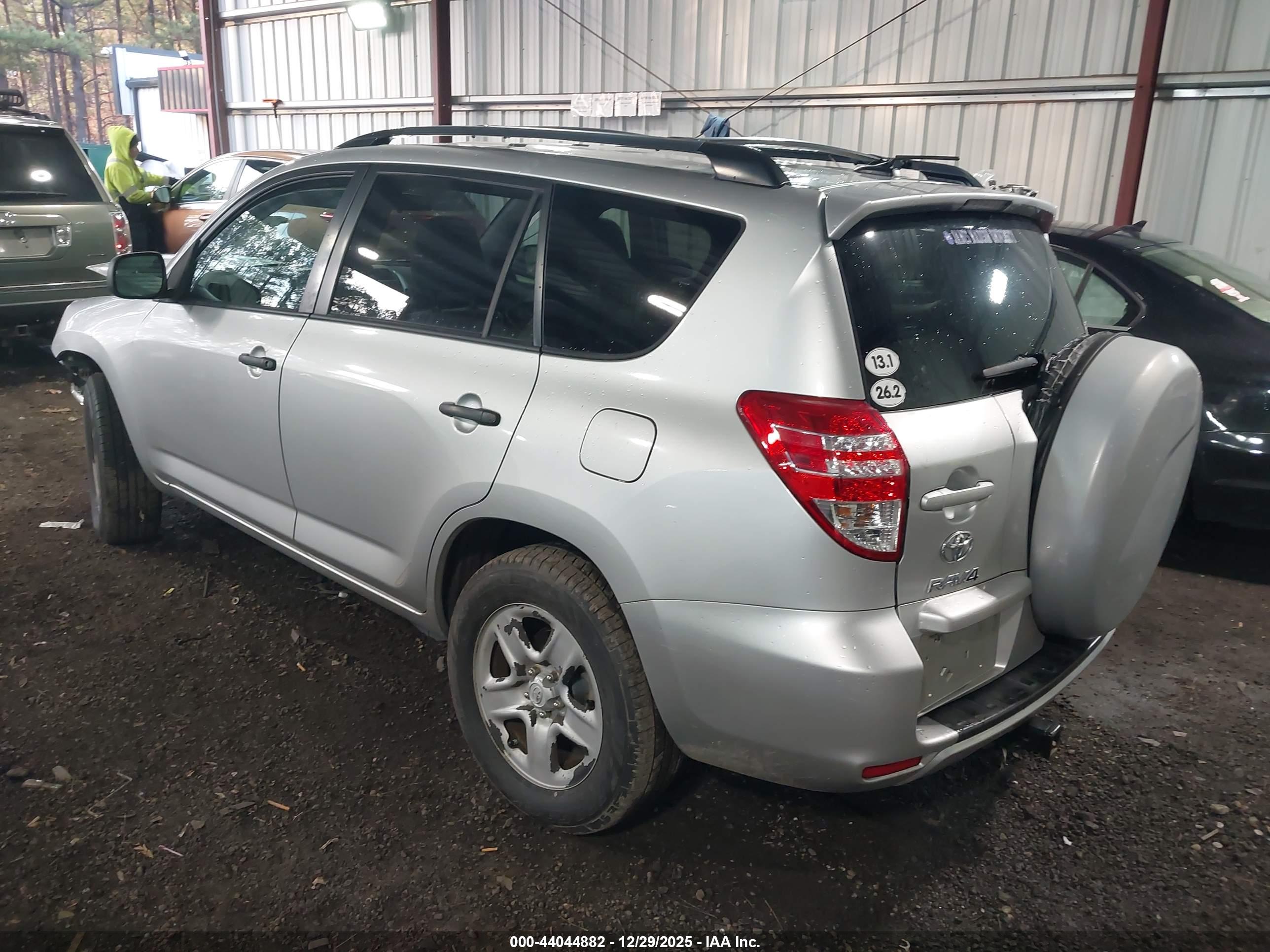TOYOTA RAV4 image 3