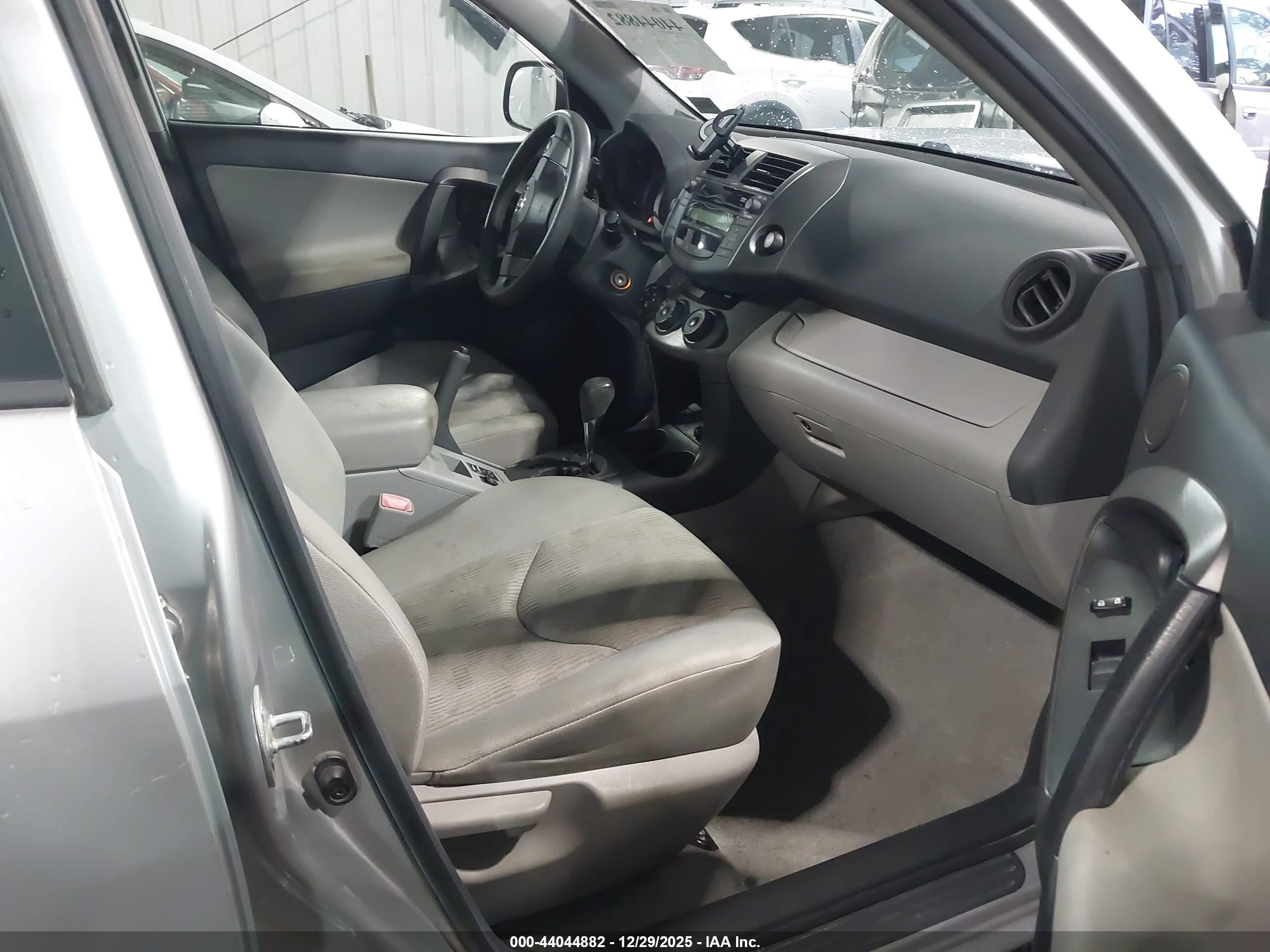 TOYOTA RAV4 image 5