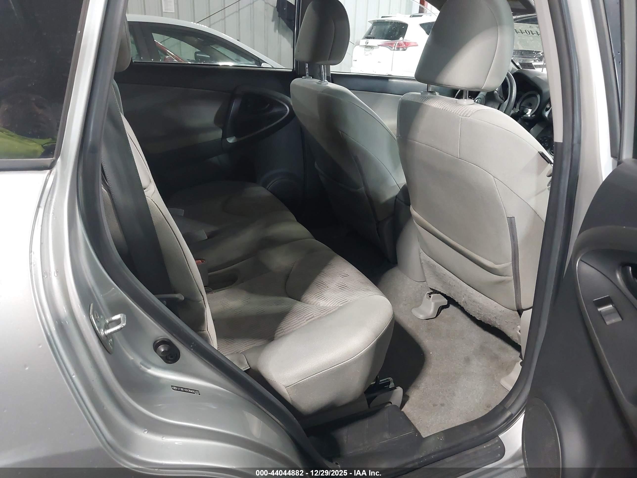 TOYOTA RAV4 image 8