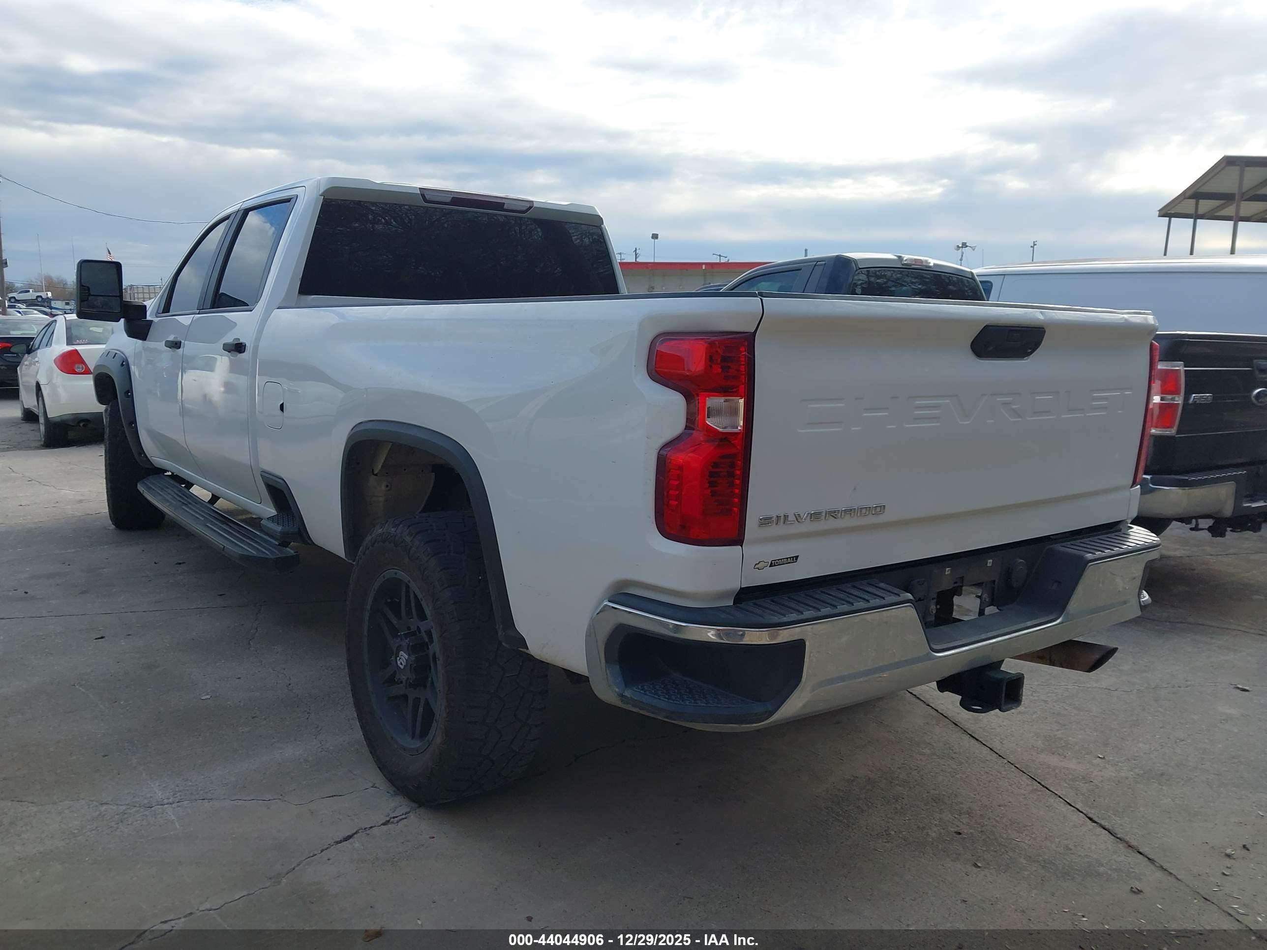 CHEVROLET SILVERADO image 3