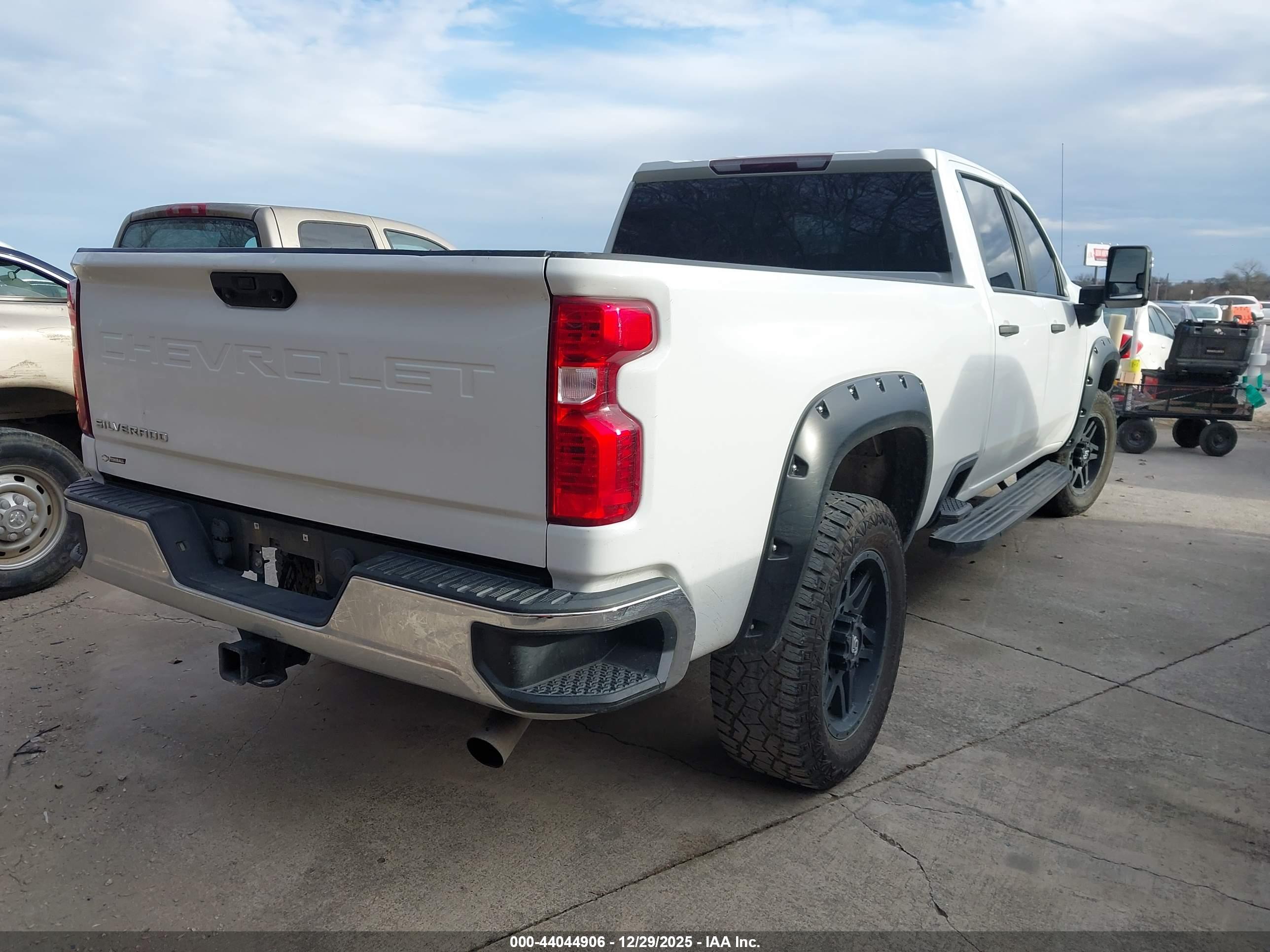 CHEVROLET SILVERADO image 4