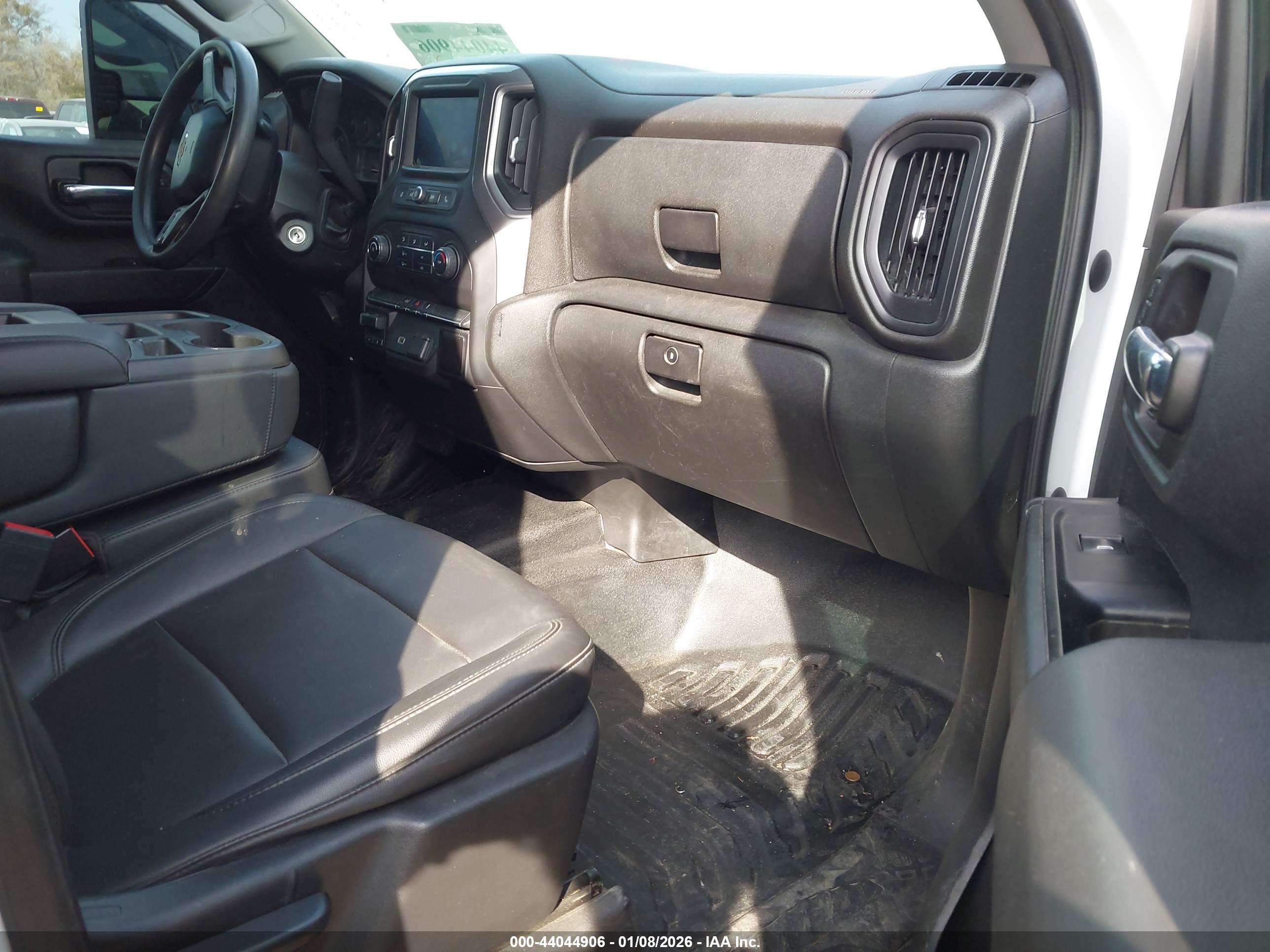 CHEVROLET SILVERADO image 5