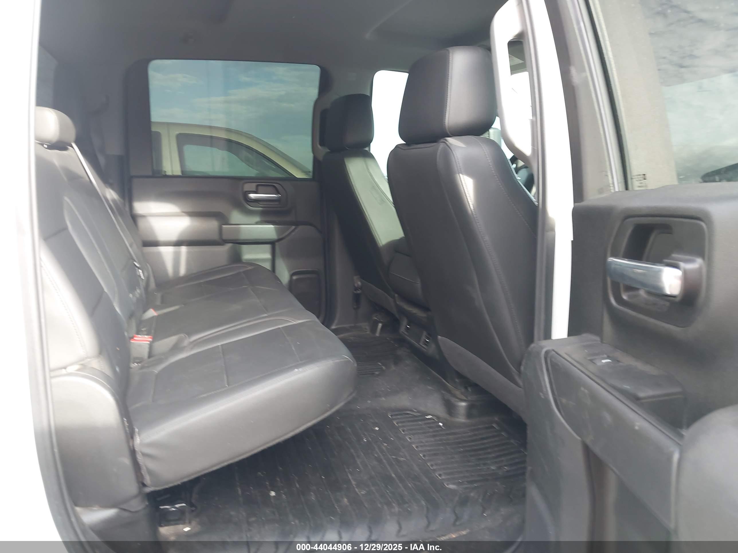 CHEVROLET SILVERADO image 8