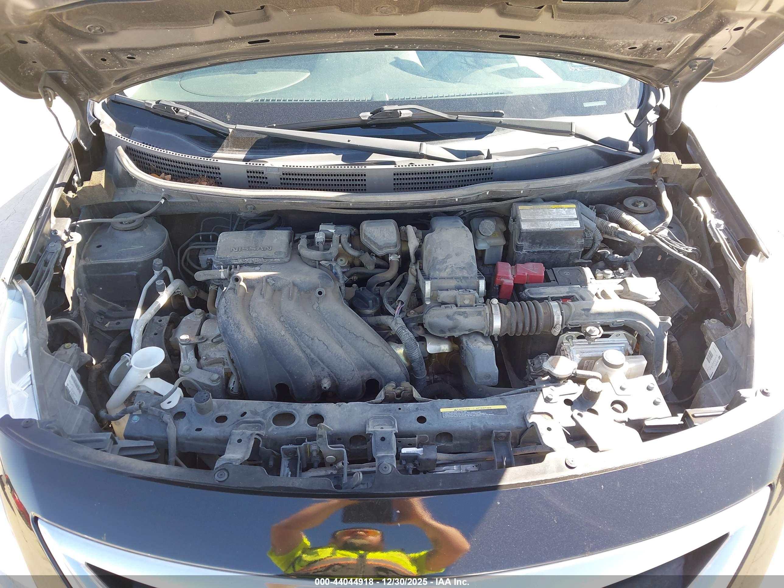 NISSAN VERSA image 10