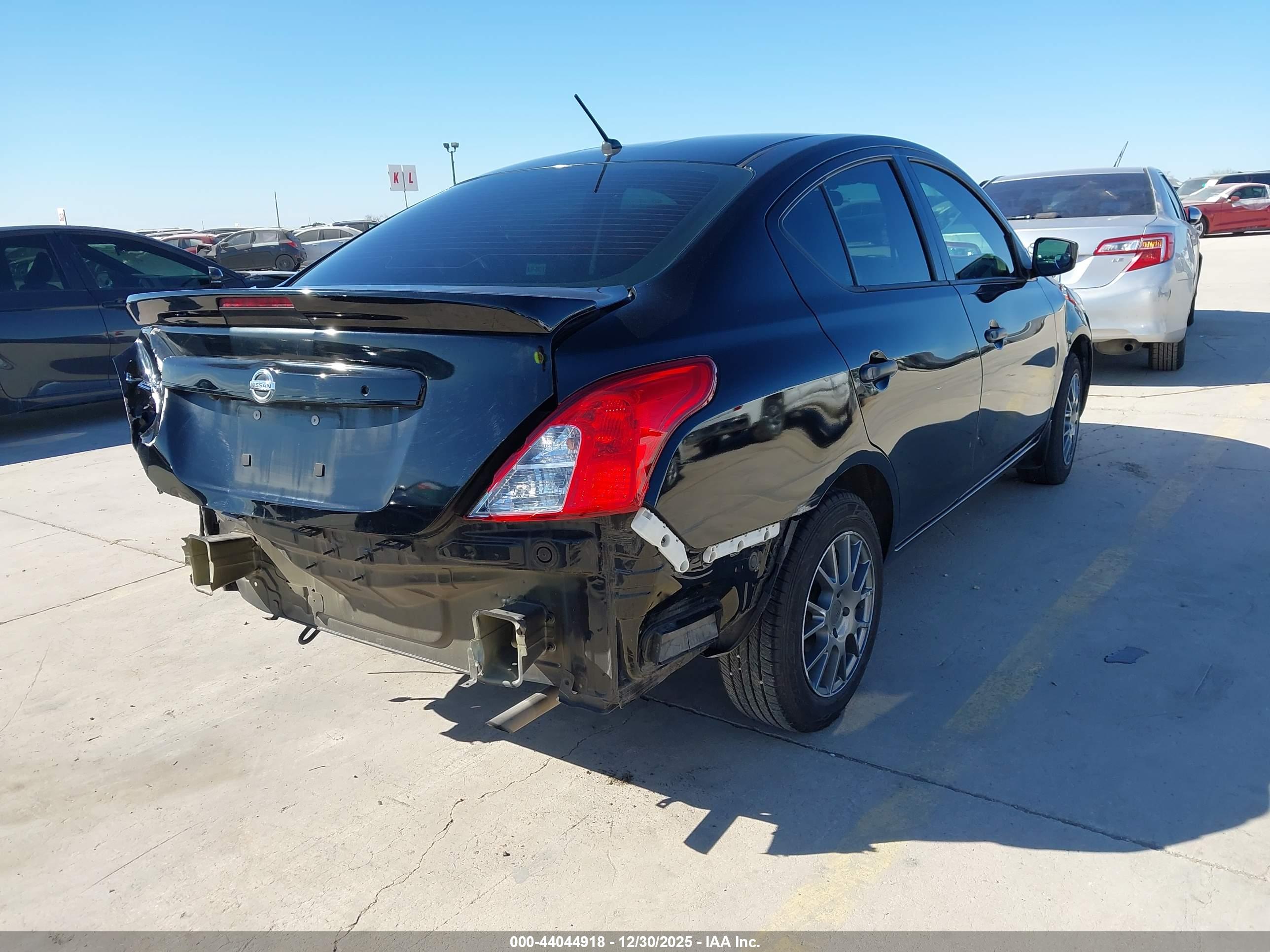 NISSAN VERSA image 4