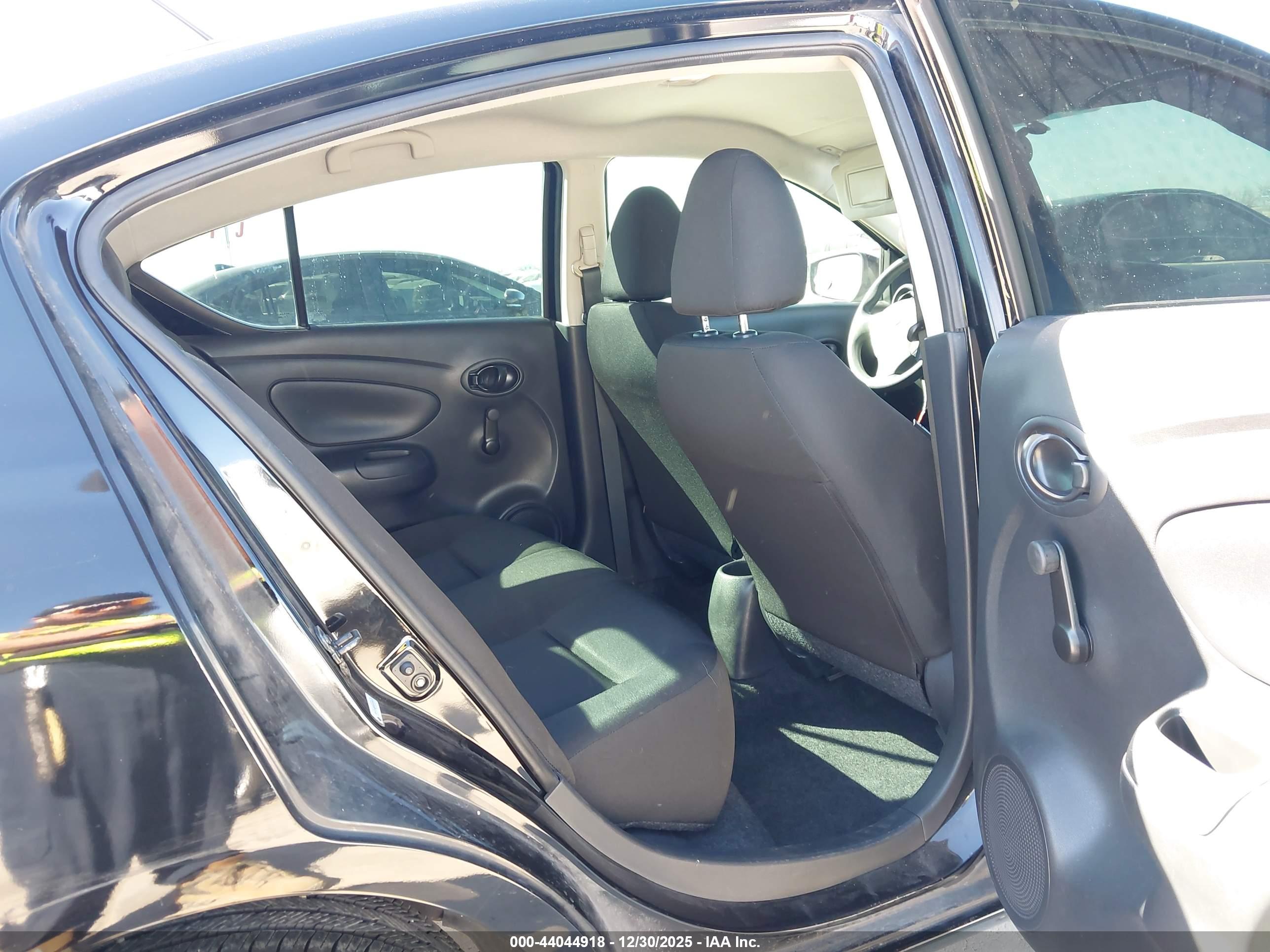 NISSAN VERSA image 8