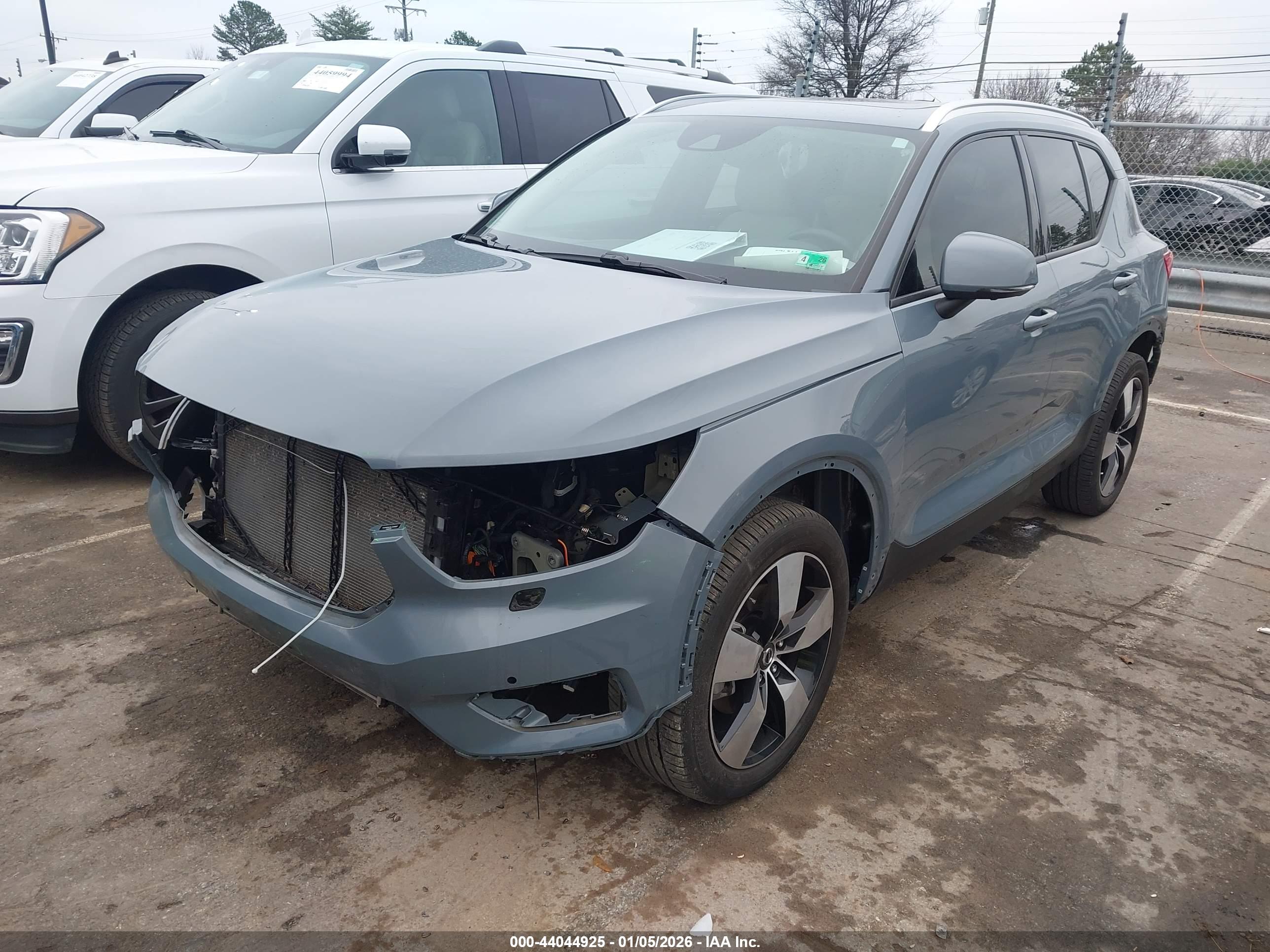 VOLVO XC40 image 2