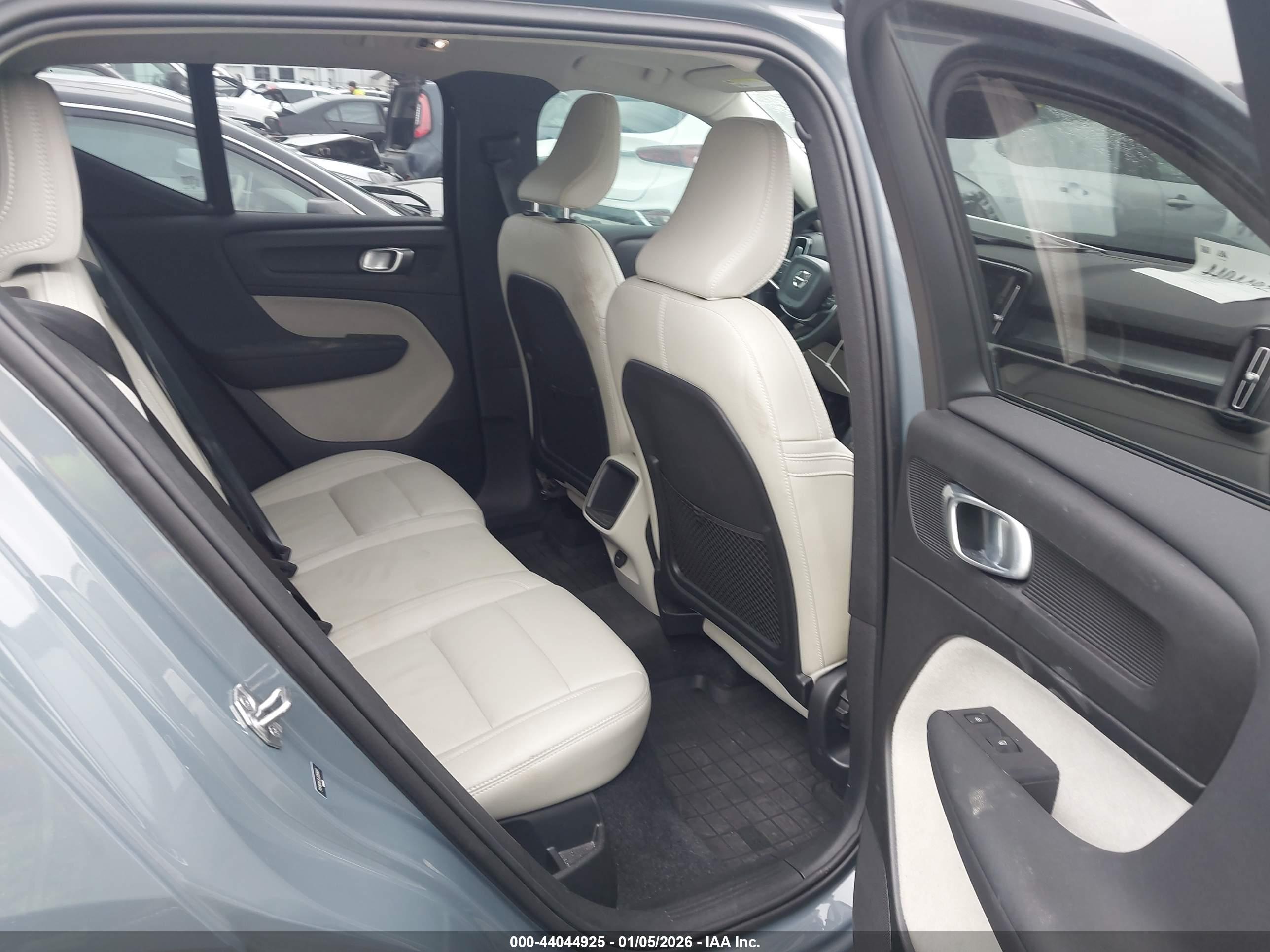 VOLVO XC40 image 8