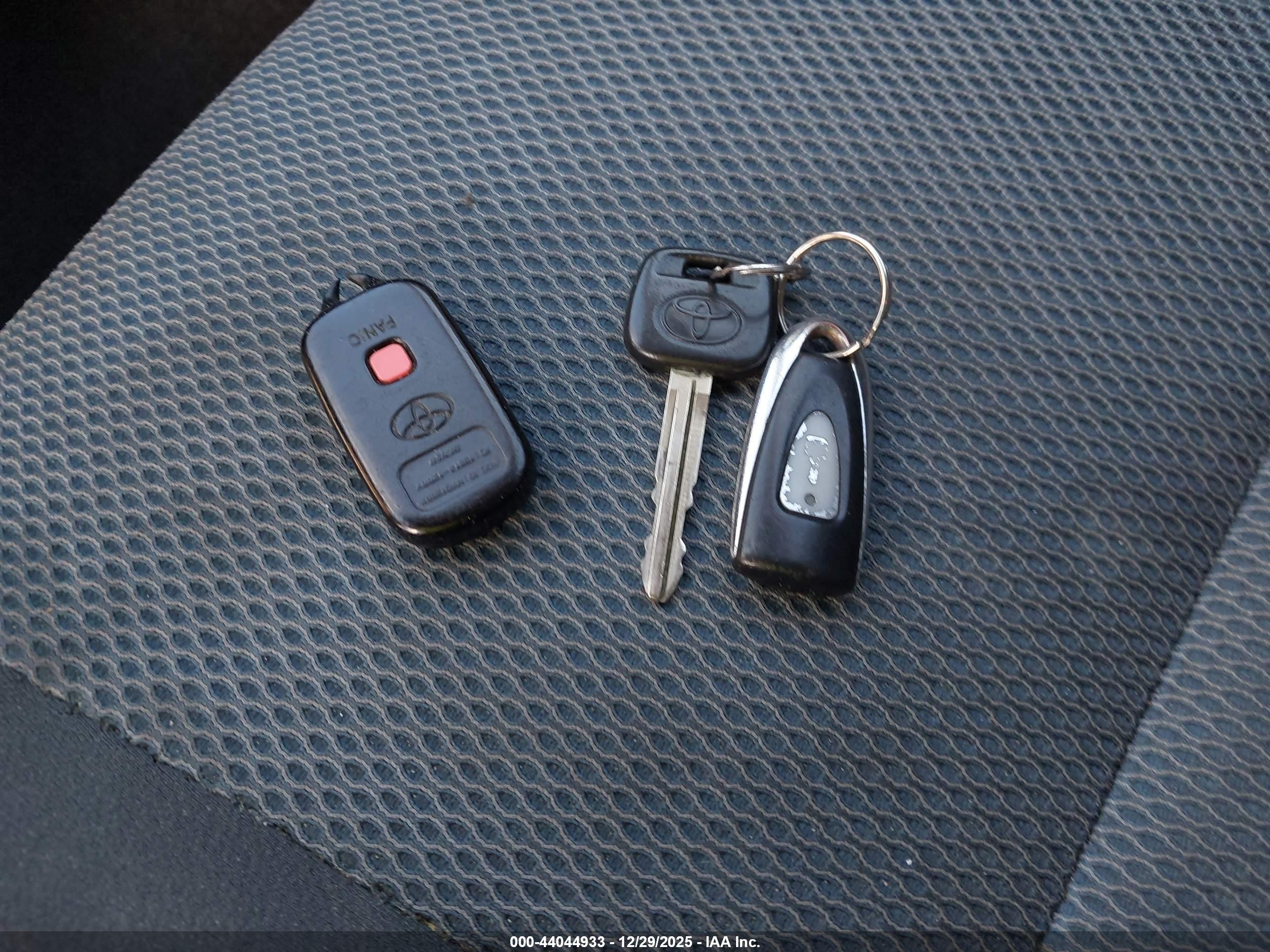 TOYOTA RAV4 image 11