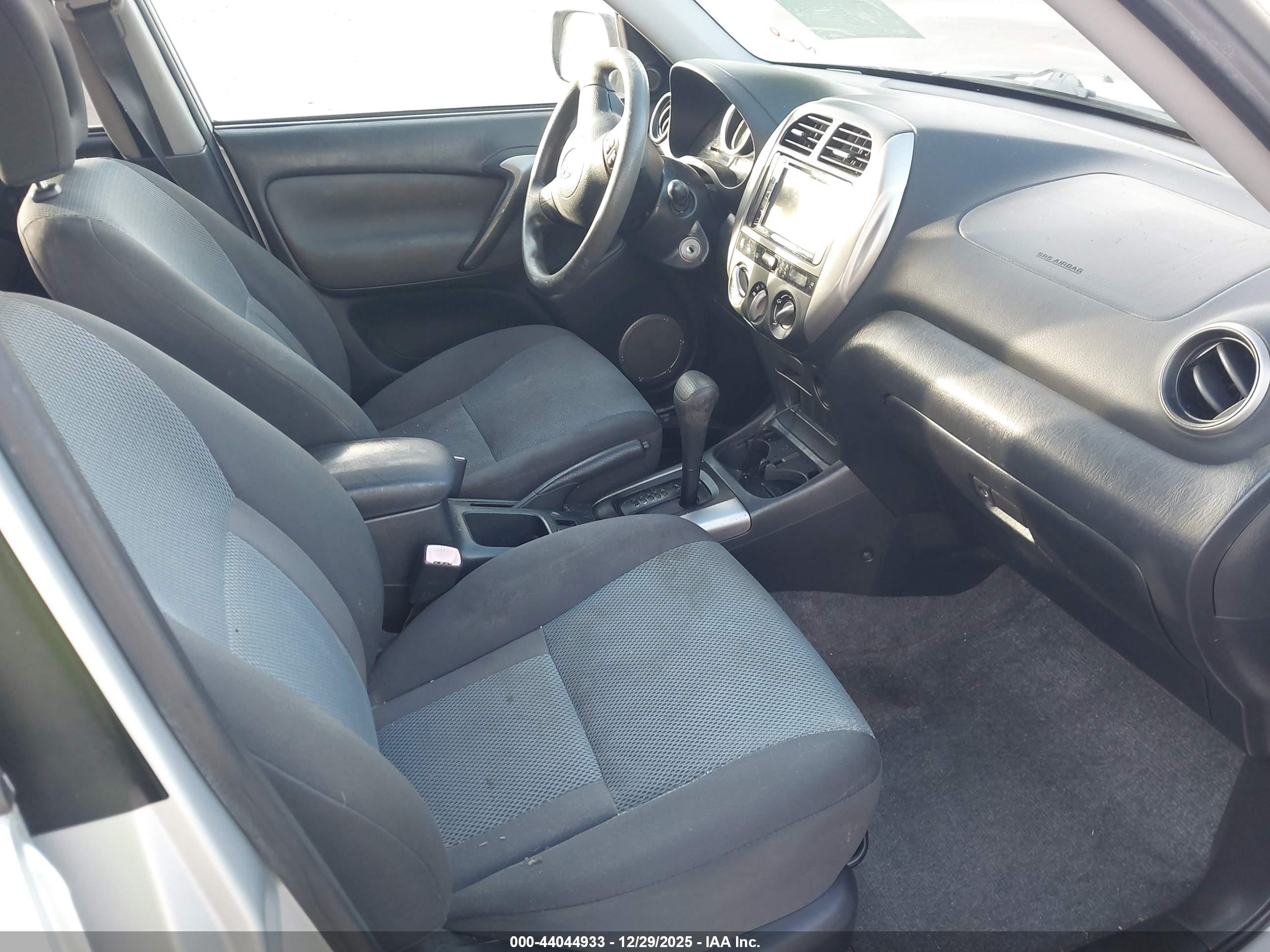 TOYOTA RAV4 image 5