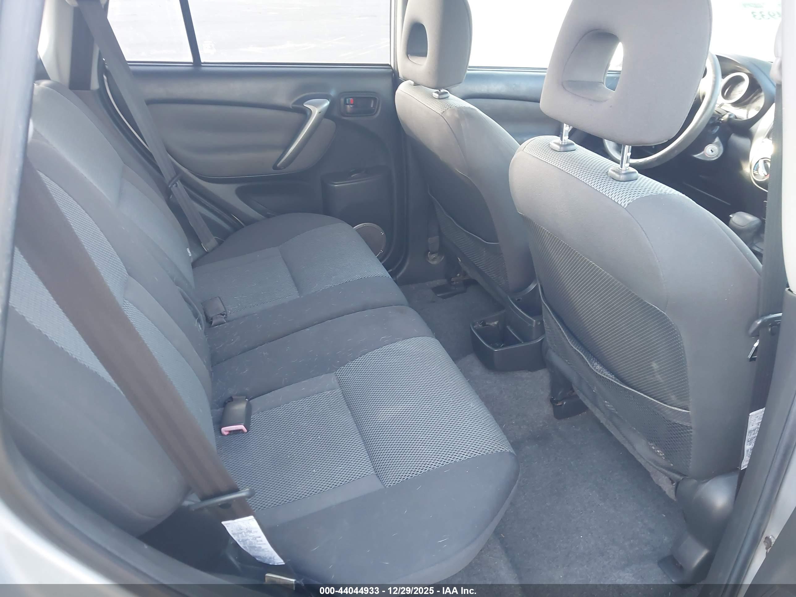 TOYOTA RAV4 image 8