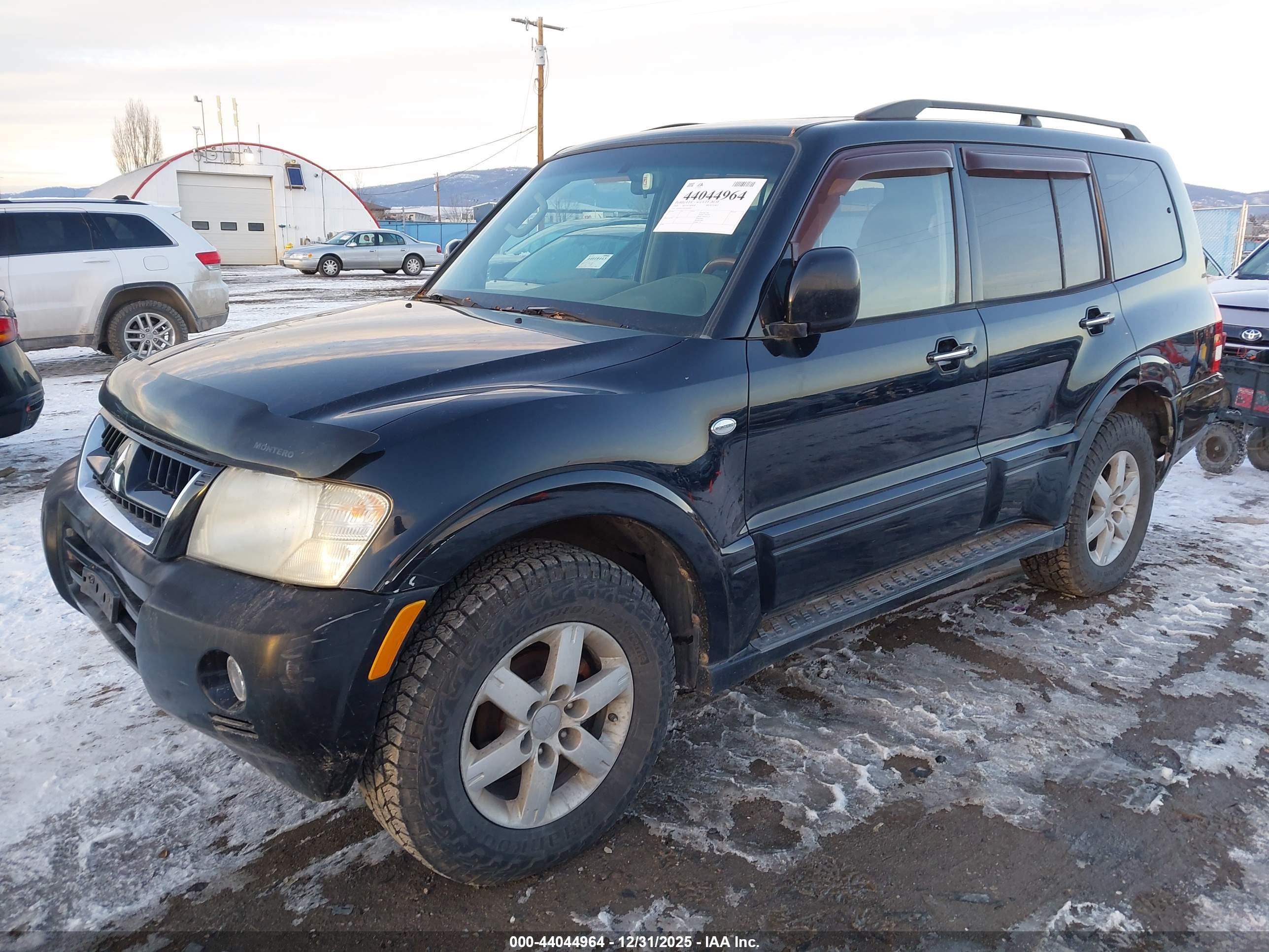MITSUBISHI MONTERO image 2
