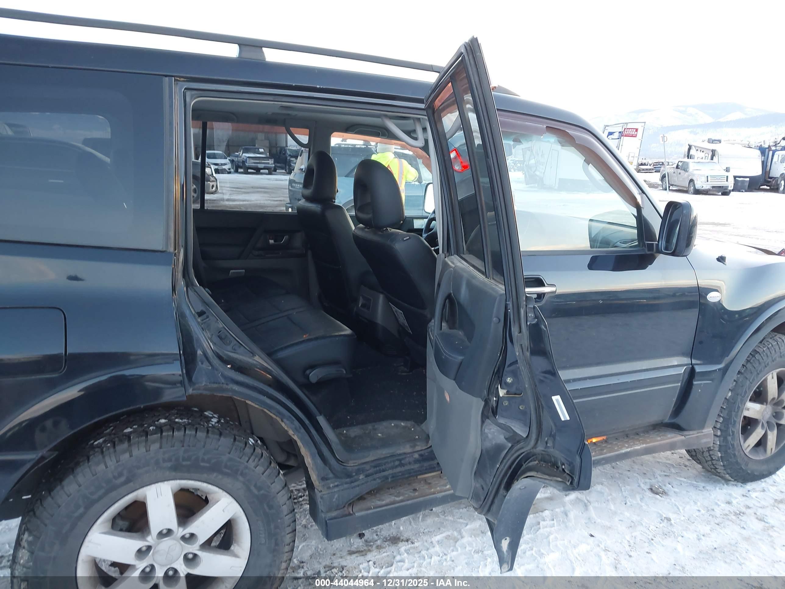 MITSUBISHI MONTERO image 8