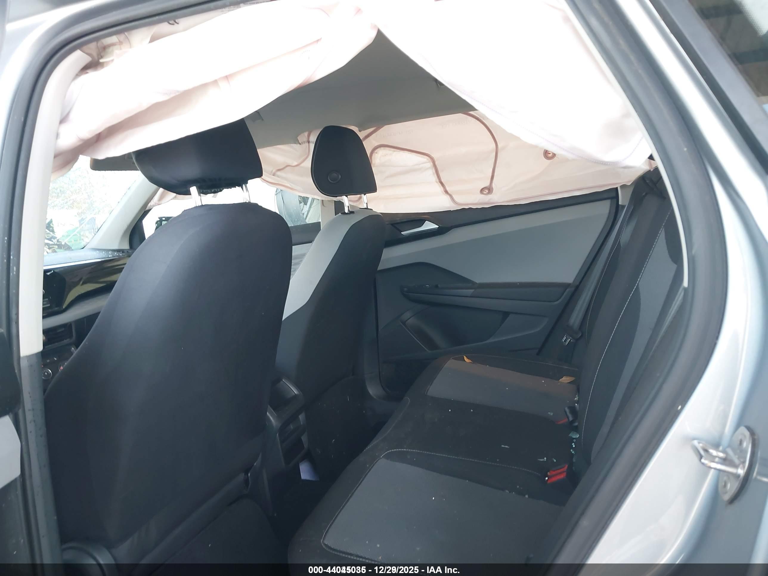 VOLKSWAGEN TAOS image 8