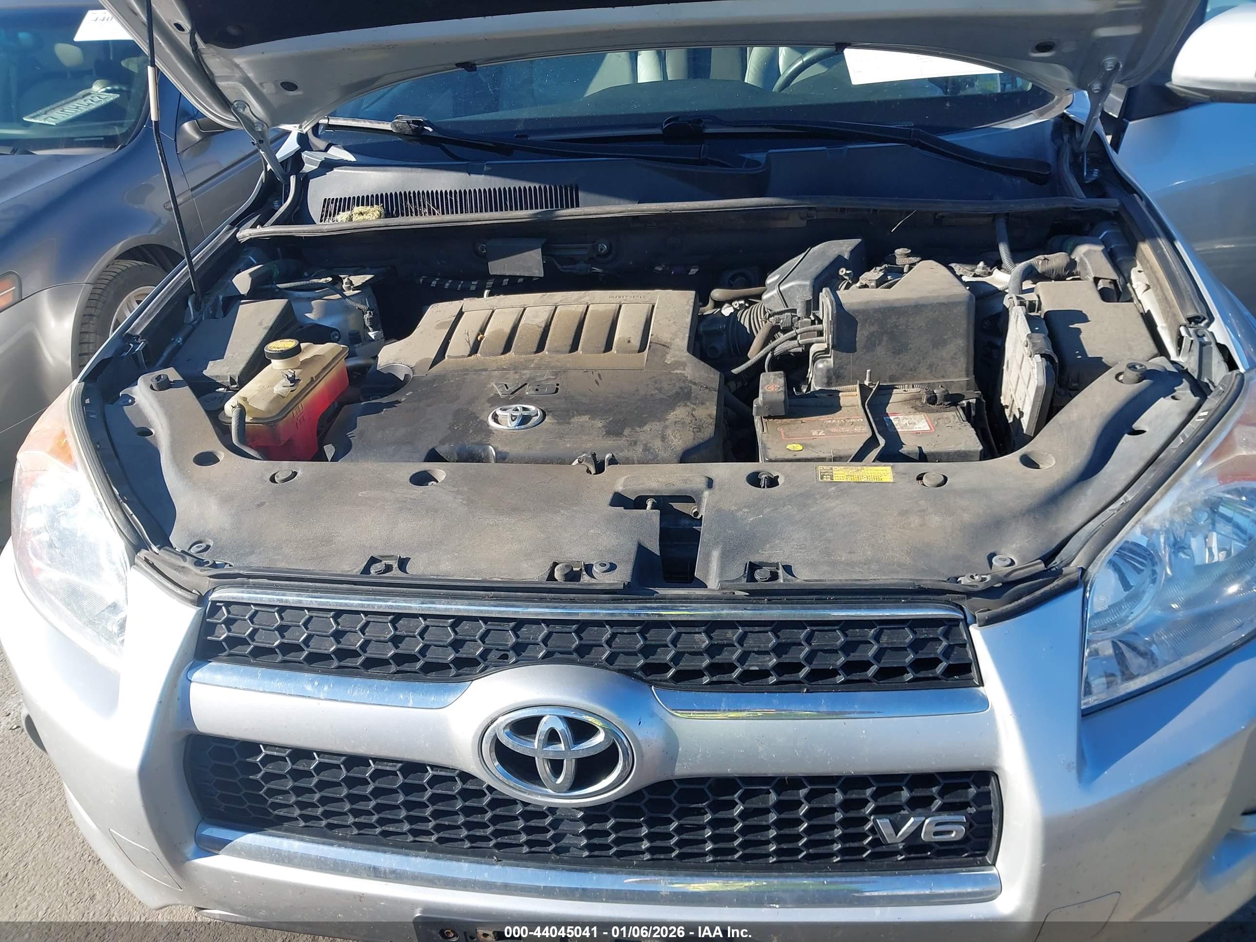 TOYOTA RAV4 image 10