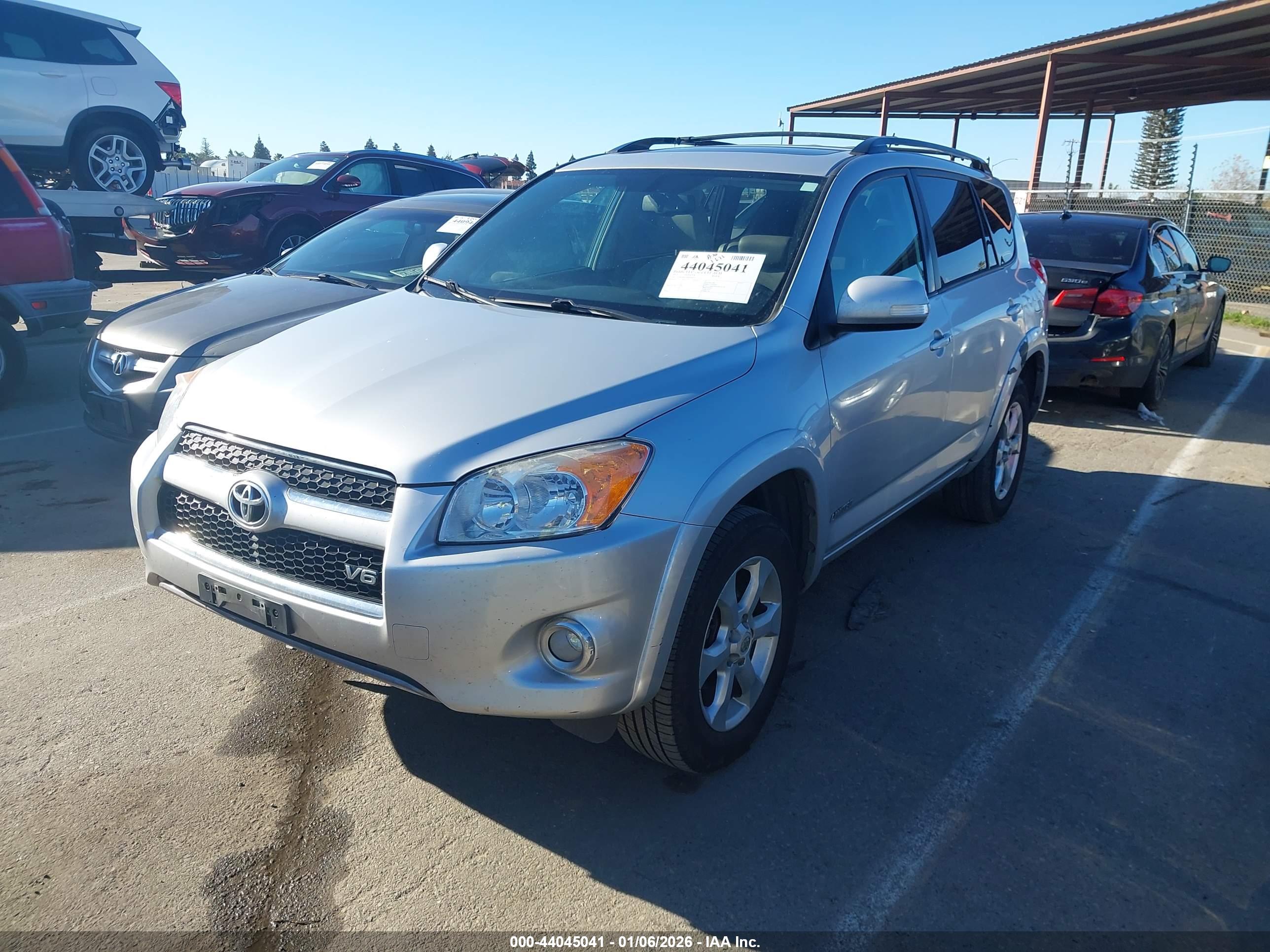 TOYOTA RAV4 image 2