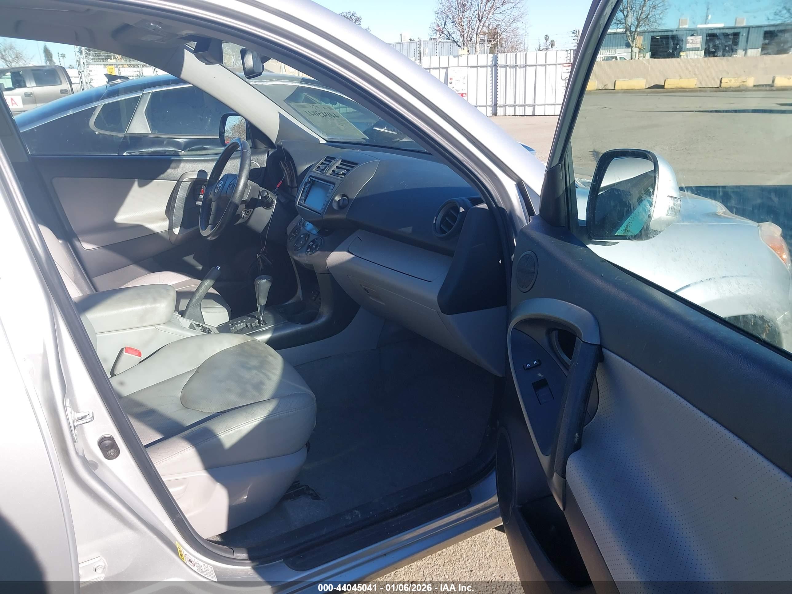 TOYOTA RAV4 image 5