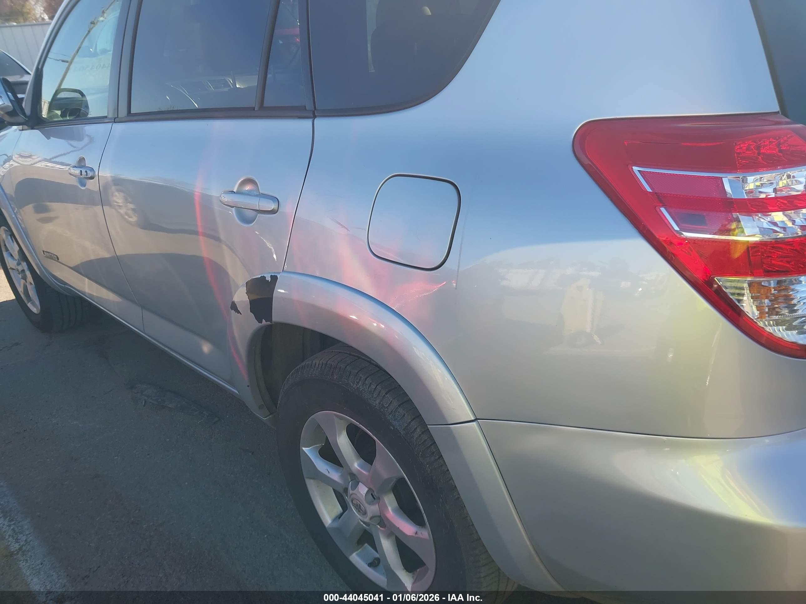 TOYOTA RAV4 image 6