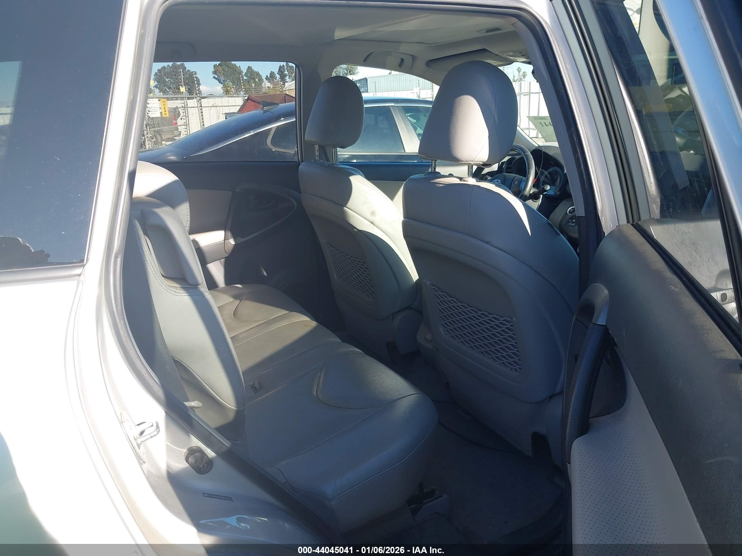 TOYOTA RAV4 image 8