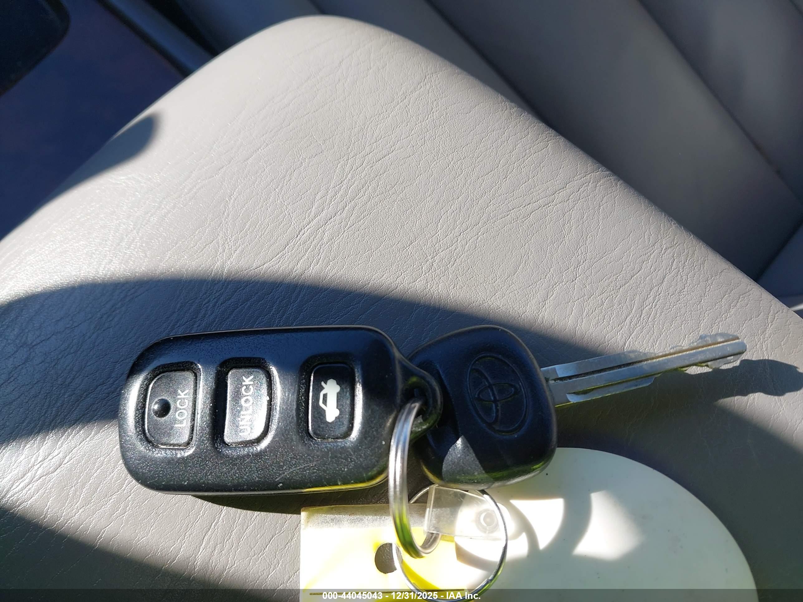 TOYOTA AVALON image 11