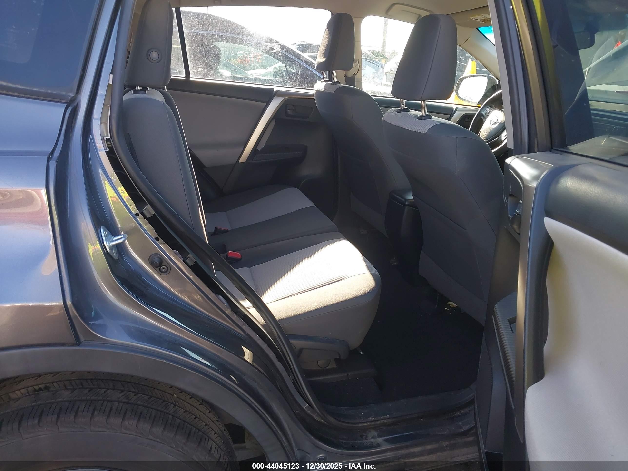 TOYOTA RAV4 image 8