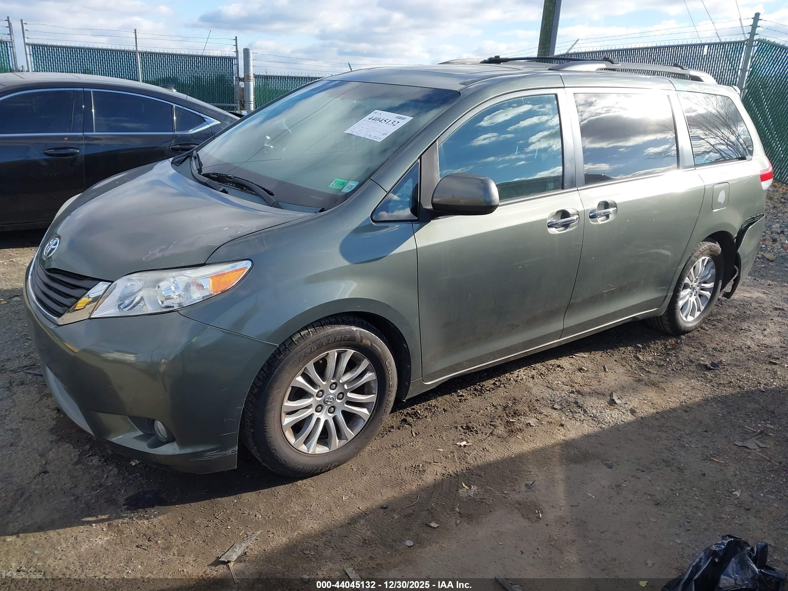 TOYOTA SIENNA image 2
